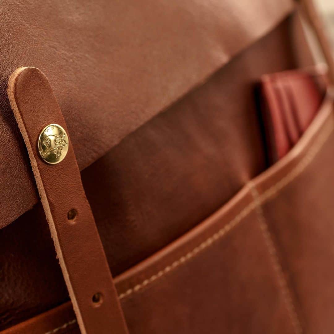 イルビゾンテのインスタグラム：「Perfection comes from the details. Available in different finishes, all the metal components of our bags and accessories are made of brass and produced by the best Tuscan artisans. 👜🪡  #ilbisonte #sustainability #leatherbags #madeinitaly」