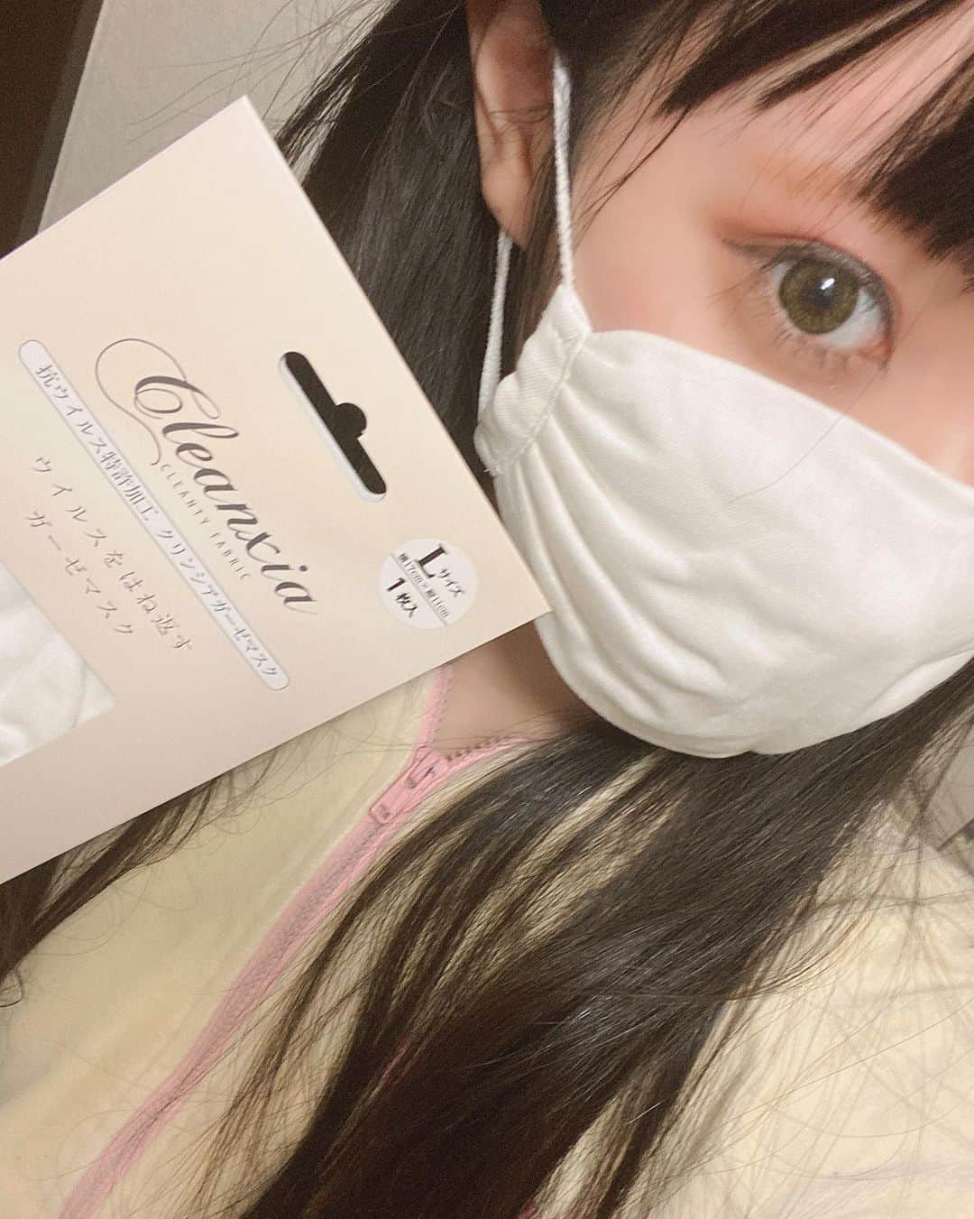 秋元るいさんのインスタグラム写真 - (秋元るいInstagram)「新しい布マスクゲット〜！ . クリンシアってメーカーのマスクです😷 . . MとL一個ずつ買ってみたんだけど、わたしはMサイズの方が使いやすいかな？ . 抗ウイルスノ特許加工がしてあって、 ウイルスを身体の近くで不活性化。 抗菌や防臭の効果もあって清潔感ばっちり！ . そしてなにより冬にはありがたく、優しい素材なの+めっちゃ暖かい…！！ . 寒いし世の中まだまだマスク必要なので重宝します💕 . 　#クリンシア #クリンシアマスク #布マスク #抗ウイルスマスク #肌に優しいマスク #ガーゼマスク #pr . . #selfie #マスクメイク #マスク美人 #selca #マスク自撮り　#セルフィー　#kawaii #おしゃれ　#マスク女子 #マスク着用」2月2日 0時37分 - akimoto_rui