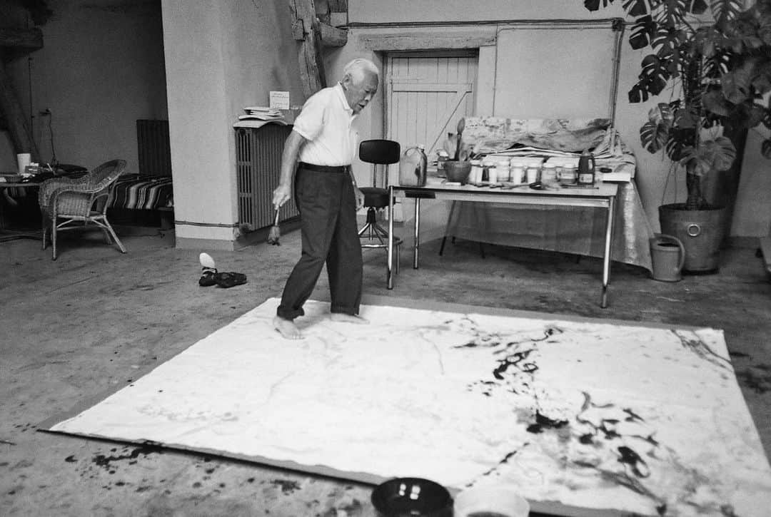 のインスタグラム：「"I paint my own life, but I also try to paint an invisible place, that of dreams, somewhere where one feels in perfect harmony, even in the midst of agitated shapes or opposing forces." —Zao Wou-Ki  Zao Wou-Ki was born on this day, February 1, 1920, in Beijing.  Throughout his career, Zao Wou-Ki merged Eastern and Western aesthetic traditions in his paintings, retaining technical elements of Chinese painting styles while embracing European Modernism. A 2019 exhibition of the artist's work at Gagosian paid homage to his close, enduring friendship with the Chinese-American architect I. M. Pei. Follow the link in our bio to learn more about the show. __________ #ZaoWouKi #Gagosian Zao Wou-Ki in his studio at Gaudigny, Loiret, France, summer 2006. Photo: Françoise Marquet-Zao」