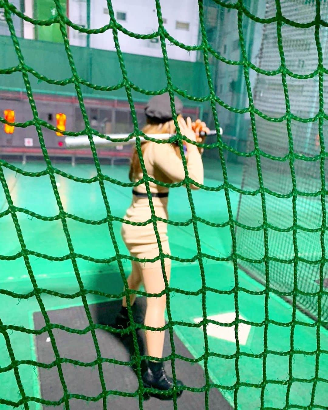 美波沙耶のインスタグラム：「久しぶりのバッティング楽しかったなぁ〜⚾️💪✨ 全然打てなかったけど、またあいりさんと行こうねって話してたし今年中には上手くなるかも😂😂😂 バットの持ち方とかは大目に見てケロ😜 ・ #美波沙耶 #セクシー女優 #バンビプロモーション #バンビプロモーション所属 #ムチムチボディ #ムチムチ #むちむちボディ #むちむち #バックショット #バッティングセンター #バッティング #野球 #フォロー大歓迎 #フォローミー #フォローしてね #有名になりたい #instagood #instalike #instapic #instadaily #insta #japan_of_insta #japanesegirl #japan_daytime_view #japan_photo #baseball #新宿 #バット #フルスイング #野球女子」