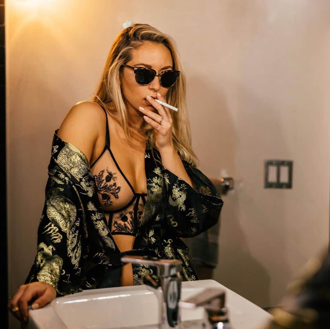 Sydney A Malerのインスタグラム：「Hungover Monday vibes. Anyone else w/ me?」
