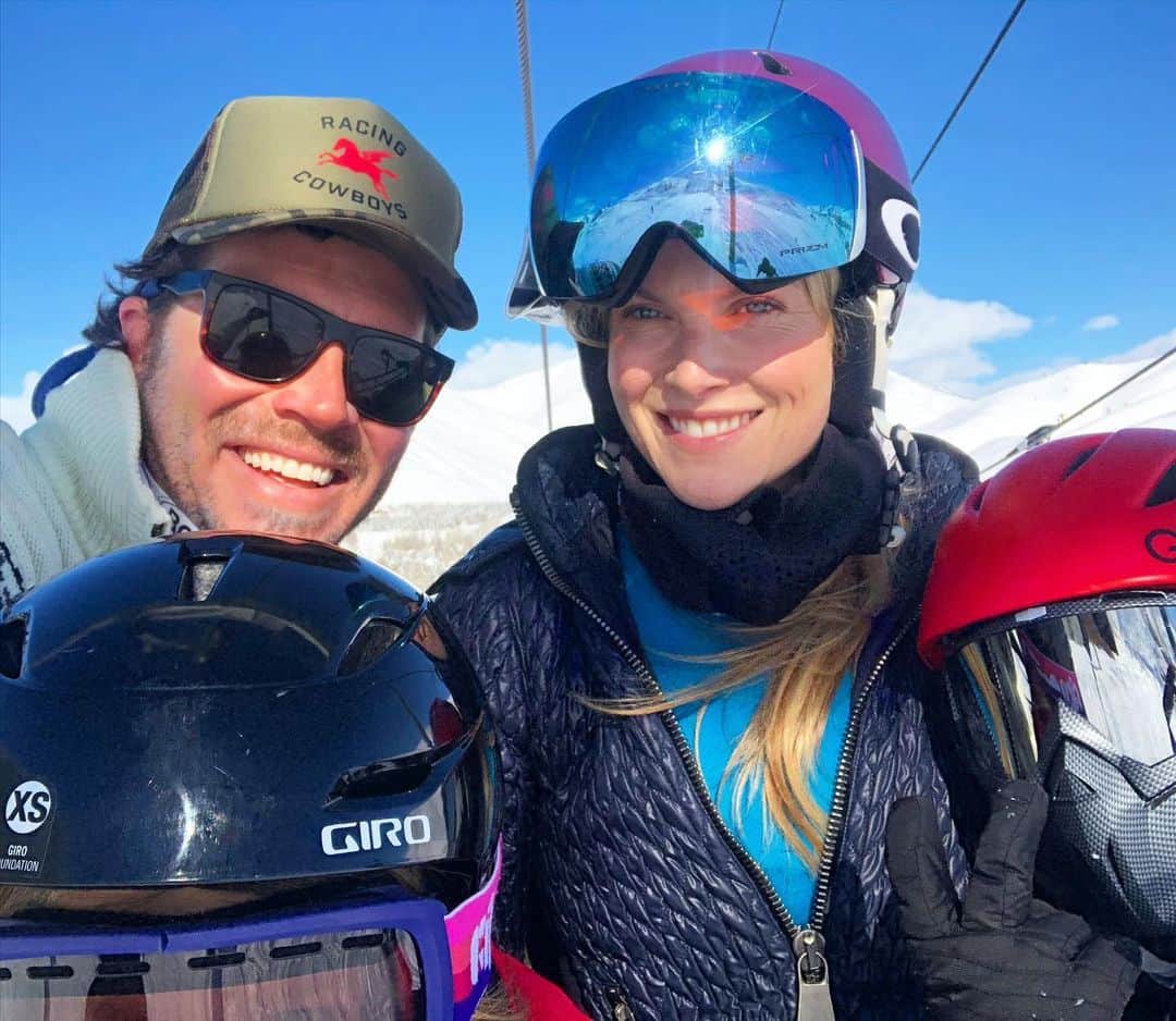 アリ・ラーターのインスタグラム：「Boom ski! Still dreaming of the weekend and the snow capped mountains, and trying not to become mean mommy by 9am on Monday morning!」
