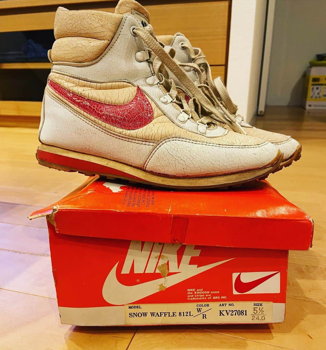 のインスタグラム：「物置整理で珍品発見❗️made in japanのSnow waffle。NIKEも昔は日本製が😀 姉サイズだし、勿論履けないけど価値あるのかしら🤔 #NIKE #ナイキ #スニーカー #スノーワッフル #snowwaffle #japan #madeinjapan #日本製 #日本製NIKE #日本製スニーカー #madeinjapannike #加水分解」