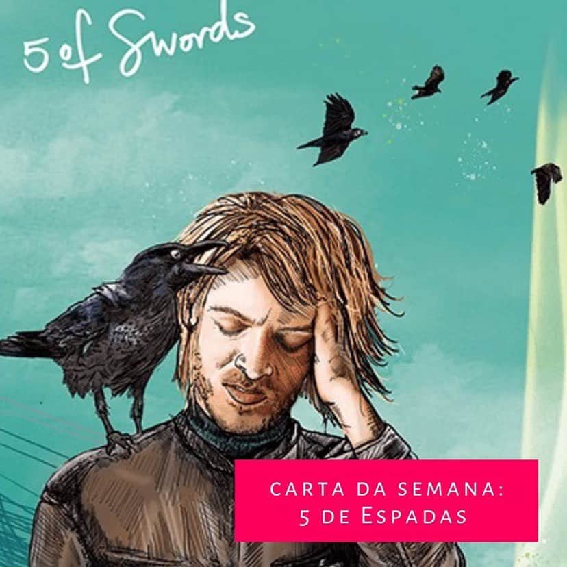 Tainá Müllerのインスタグラム：「Alow, @henriquesauer, é vc?  Repost from @arcaestelar • APRENDENDO A DAR LIMITES 5 DE ESPADAS  O 5 de Espadas como arcano de conselho para este momento pede para que você saiba se dar os devidos limites dentro do que você pode e do que não pode fazer.  Não ponha o carro na frente dos bois, nem assuma mais compromissos ou  responsabilidades do que você (humanamente) pode. Não se superestime e aprenda a colocar limites em seus próprios movimentos. Agir com prudência agora é a chave, ainda que você se irrite e ache a prudência algo um tanto quanto “covarde”. Encare o que é possível fazer, antes de seguir adiante.  Ao contrário do que você pensa, reconhecer e respeitar os próprios limites não é um ato derrotista e sim um ato adulto que lhe permitirá futuramente ultrapassar as coisas que lhe incomodam tanto interna quanto externamente.  Conselho: Aprenda a respeitar seus limites temporários. Texto por: @samantaferretti_tarot」