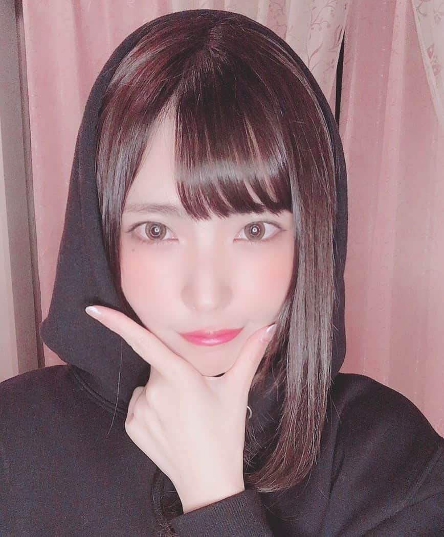 美和花樺のインスタグラム：「. . 面白いの撮れたっ😳💓笑 . あれっ男顔or女顔?? . 半分隠すと分かりやすい✨ . . みんなはどっちが好き？💓 . ＃女顔 #男顔 #どっちが好き  #パーカー女子 ＃左右 #美和花樺」