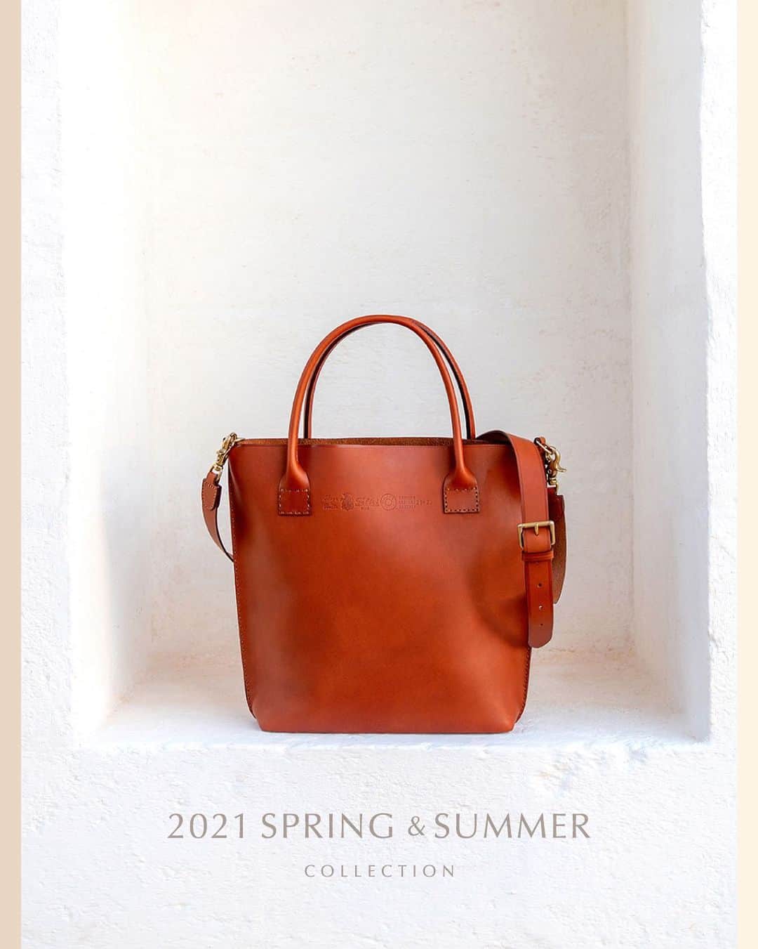 Felisi Japan 〔フェリージ〕のインスタグラム：「【2021 SPRING & SUMMER COLLECTION】 . . ■SUSTAINABILITY LINE –PUNTO A MANO- . 創業当時のフェリージは、全行程を手縫いで行い、 ノンケミカルで製造されたレザーを使用していました。 「Punto a mano」はそんなフェリージの原点に立ち返って、 次の未来を見つめるモデルと言えます。 フェリージを象徴するバケッタレザーを サスティナブルな方法でつくり、 そのレザーで一生モノのバッグをつくる。 洒脱で、軽快で、でも揺るがないフェリージの信念を、 このバッグから感じ取ってください。 . Model No. 21/27/A Price : ¥119,900 . ▶詳しくはプロフィールページからもご覧いただけます。 . . . #felisi #felisiselection #felisicollection #SS21 #newcollection #sustainability #puntoamano #leatherbag #vachettaleather #totebag #bag #フェリージ #フェリージセレクション #フェリージコレクション #2021年春夏 #新作コレクション #サスティナビリティ #プントアマーノ #バケッタレザー #レザーバッグ #レザートート #トートバッグ #バッグ #かばん #鞄」