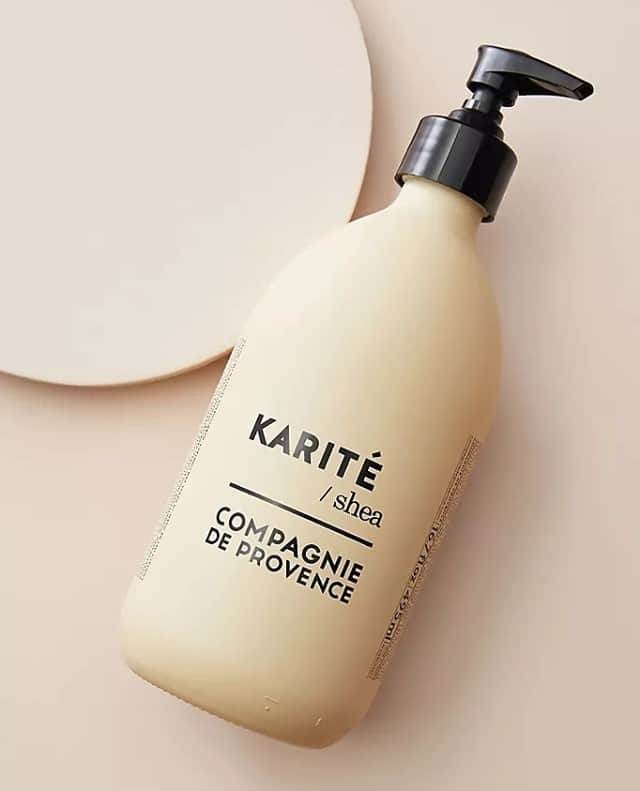 カンパニードプロバンスのインスタグラム：「Comment luter contre la sécheresse des mains face aux lavages intensifs ? 💦 En utilisant un savon nourrissant et doux pour la peau. On retrouve dans cette formule de l’absolu de karité ultra-nourrissant et de l'huile de coprah. Un duo de choc pour garder des mains douces toute l'année 👊⁠ --⁠ How to fight against dry hands when facing intensive hand washings? 💦 By using a nourishing, skin-friendly soap. You can find in this formula ultra-nourishing shea absolute and coconut oil. The best ingredients to keep hands soft all year round 👊」