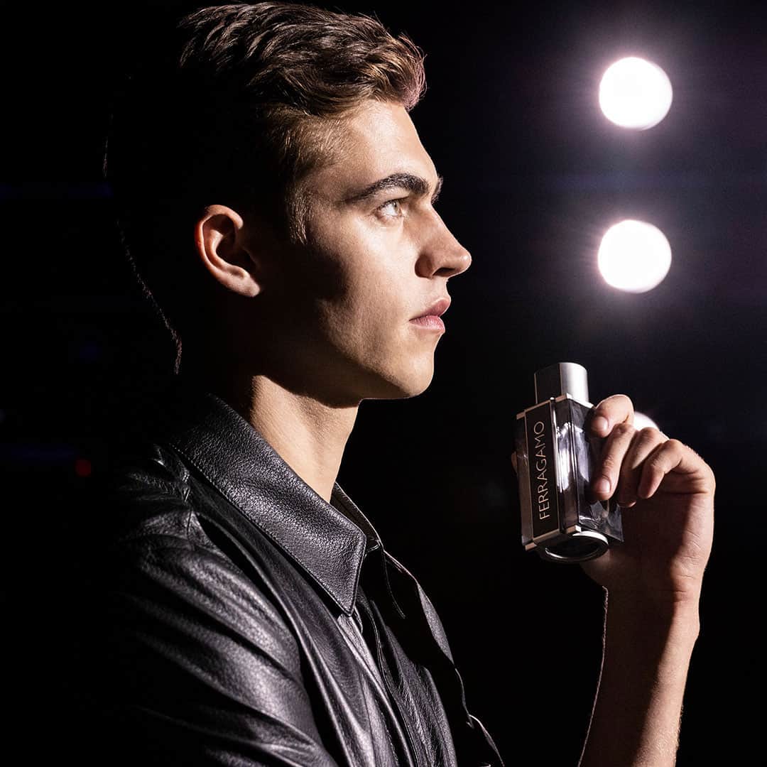 サルヴァトーレ・フェラガモのインスタグラム：「Hero Fiennes Tiffin channels the dynamic spirit of the multi-faceted Ferragamo man, with the new olfactory chapter to the FERRAGAMO fragrance - FERRAGAMO Intense Leather eau de parfum evolves and projects the fragrance towards a more intense, decisive and sensual interpretation of modern masculinity. Who do you want to be? #JustMyself」