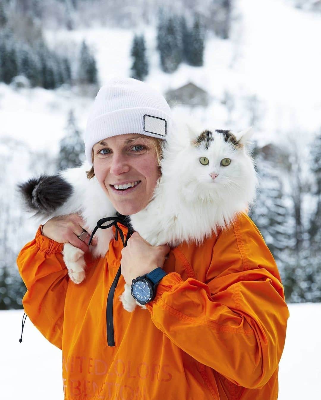 アルピナのインスタグラム：「Nice scarf but the watch 👌   📷  @nellymoenneloccoz  #AlpinaWatches #ReachYourSummit #AlpinerXAlive Check out the link in bio to learn more about our AlpinerX Alive collection.」