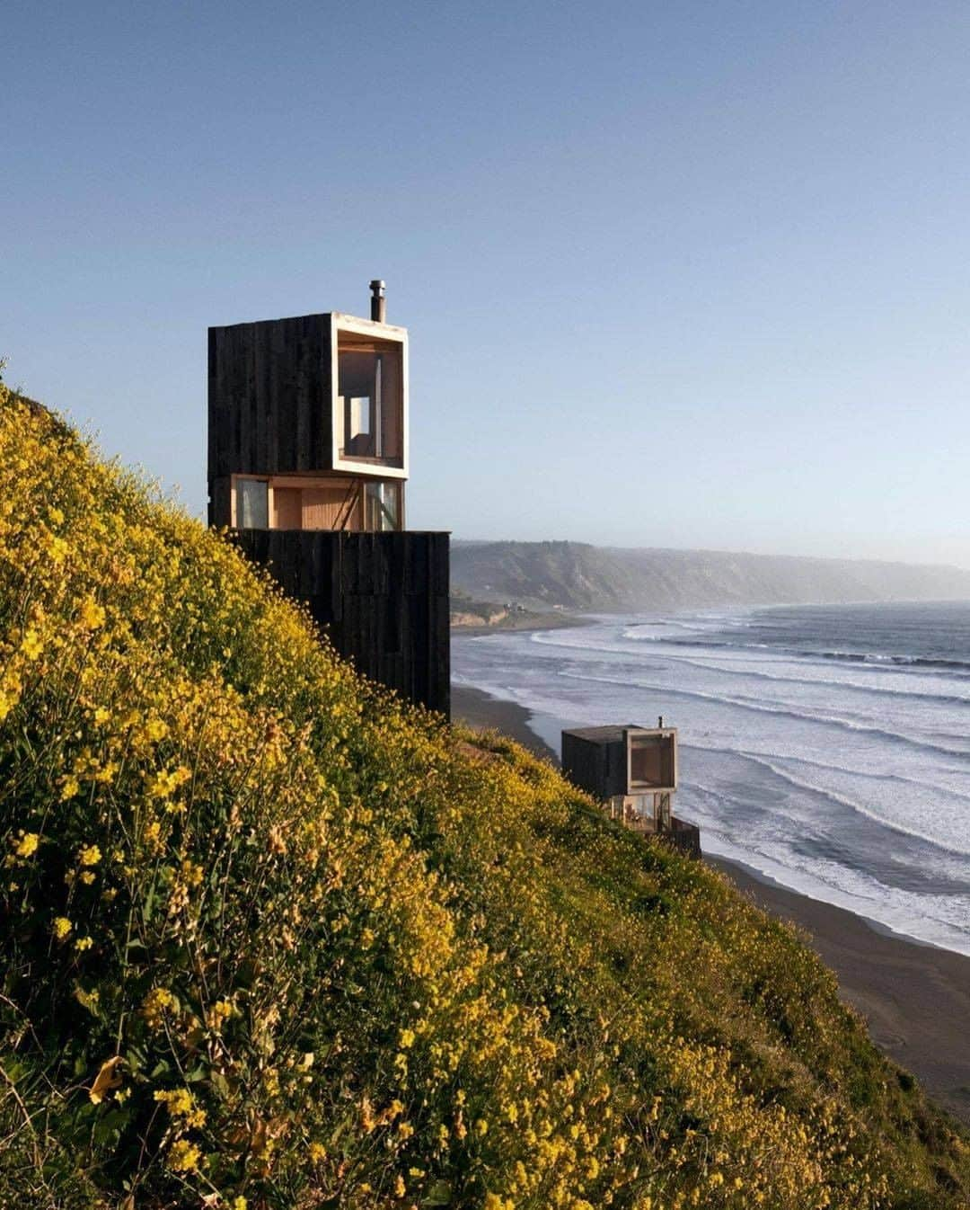 Discover Earthさんのインスタグラム写真 - (Discover EarthInstagram)「Would you like to spend the night there ?  This newly opened cottage is located in the Lagunillas area, and has an unbeatable view. Built on stilts, its large windows create the illusion of floating on the sea.  #discoverchile🇨🇱 with @estudiopalma  . . . . .  #chile  #santiago  #instachile  #chilegram ​#instasantiag ​#temuc ​#viñadelma  #iquique  #arica ​#antofagast ​#laseren  #valdivia  #rancagua  #siguemeytesigo  #talca  #puertomontt  #archilovers  #architecturelovers  #building  #architectureporn  #architecturephotography  #buildings  #archidaily  #arquitectura  #architect  #architexture  #arquitetura  #interior  #minimal」2月2日 1時00分 - discoverearth