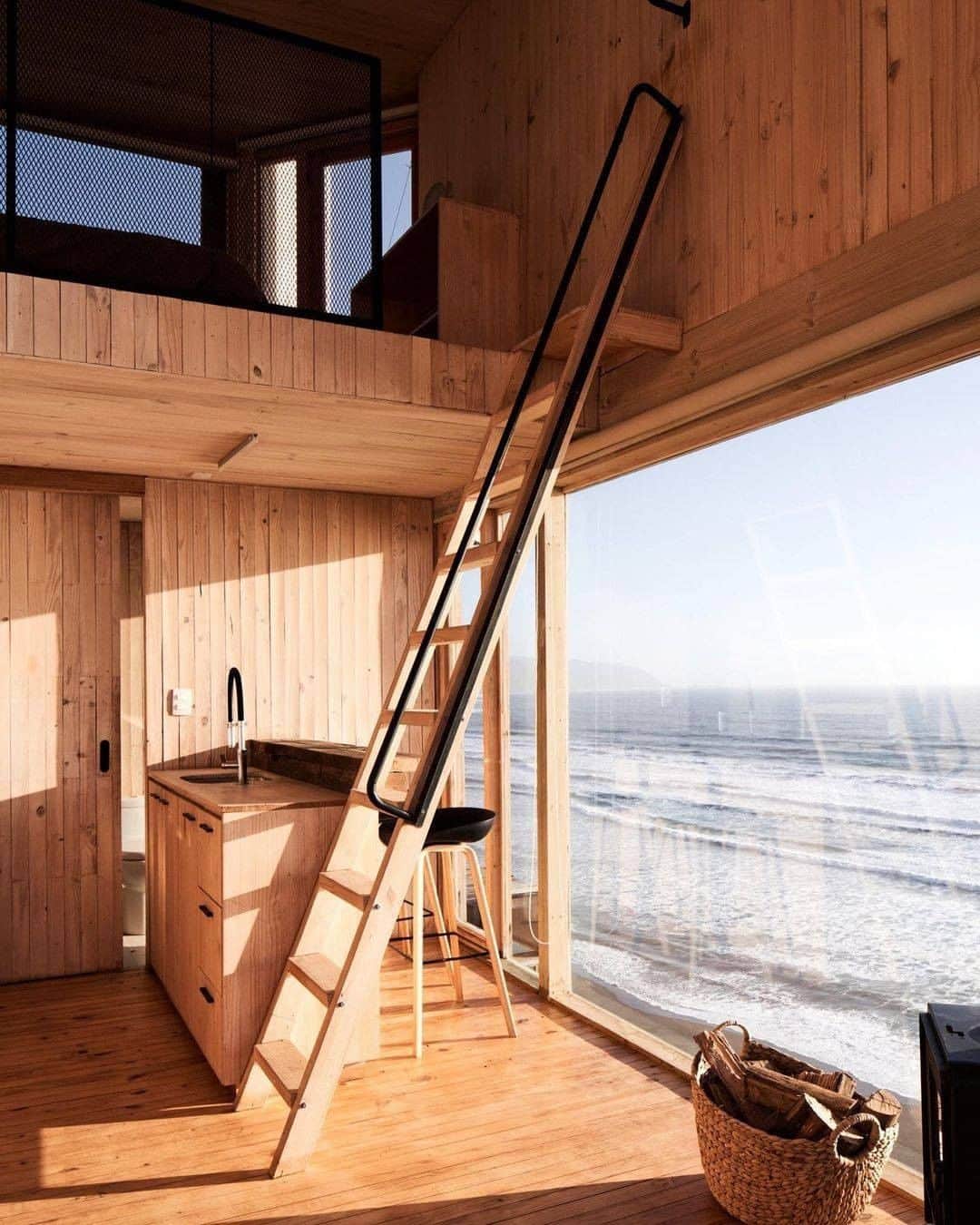 Discover Earthさんのインスタグラム写真 - (Discover EarthInstagram)「Would you like to spend the night there ?  This newly opened cottage is located in the Lagunillas area, and has an unbeatable view. Built on stilts, its large windows create the illusion of floating on the sea.  #discoverchile🇨🇱 with @estudiopalma  . . . . .  #chile  #santiago  #instachile  #chilegram ​#instasantiag ​#temuc ​#viñadelma  #iquique  #arica ​#antofagast ​#laseren  #valdivia  #rancagua  #siguemeytesigo  #talca  #puertomontt  #archilovers  #architecturelovers  #building  #architectureporn  #architecturephotography  #buildings  #archidaily  #arquitectura  #architect  #architexture  #arquitetura  #interior  #minimal」2月2日 1時00分 - discoverearth