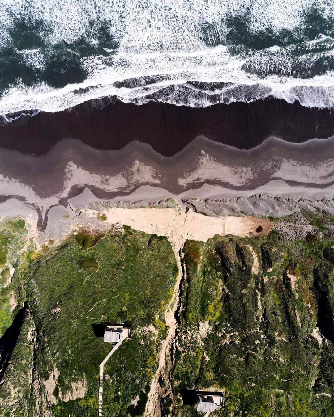 Discover Earthさんのインスタグラム写真 - (Discover EarthInstagram)「Would you like to spend the night there ?  This newly opened cottage is located in the Lagunillas area, and has an unbeatable view. Built on stilts, its large windows create the illusion of floating on the sea.  #discoverchile🇨🇱 with @estudiopalma  . . . . .  #chile  #santiago  #instachile  #chilegram ​#instasantiag ​#temuc ​#viñadelma  #iquique  #arica ​#antofagast ​#laseren  #valdivia  #rancagua  #siguemeytesigo  #talca  #puertomontt  #archilovers  #architecturelovers  #building  #architectureporn  #architecturephotography  #buildings  #archidaily  #arquitectura  #architect  #architexture  #arquitetura  #interior  #minimal」2月2日 1時00分 - discoverearth