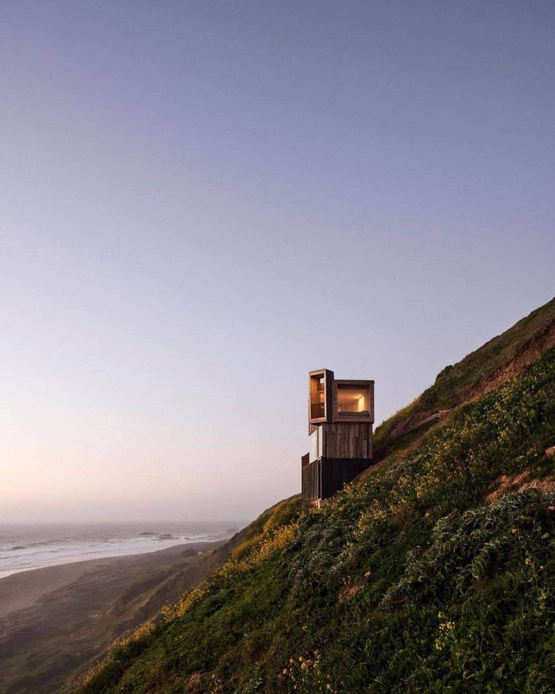 Discover Earthさんのインスタグラム写真 - (Discover EarthInstagram)「Would you like to spend the night there ?  This newly opened cottage is located in the Lagunillas area, and has an unbeatable view. Built on stilts, its large windows create the illusion of floating on the sea.  #discoverchile🇨🇱 with @estudiopalma  . . . . .  #chile  #santiago  #instachile  #chilegram ​#instasantiag ​#temuc ​#viñadelma  #iquique  #arica ​#antofagast ​#laseren  #valdivia  #rancagua  #siguemeytesigo  #talca  #puertomontt  #archilovers  #architecturelovers  #building  #architectureporn  #architecturephotography  #buildings  #archidaily  #arquitectura  #architect  #architexture  #arquitetura  #interior  #minimal」2月2日 1時00分 - discoverearth