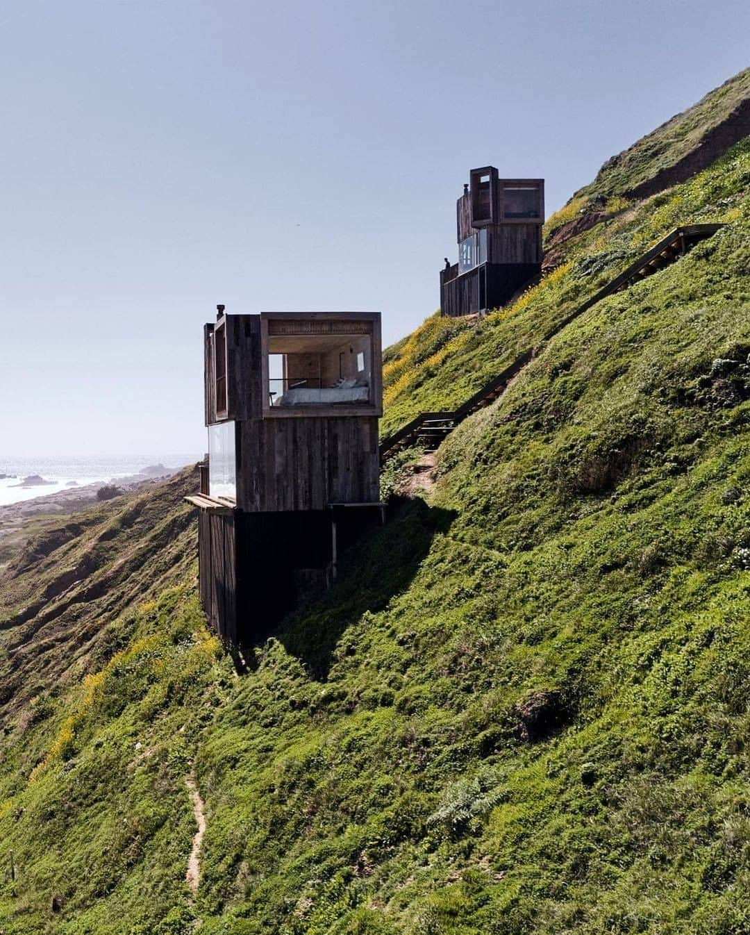 Discover Earthさんのインスタグラム写真 - (Discover EarthInstagram)「Would you like to spend the night there ?  This newly opened cottage is located in the Lagunillas area, and has an unbeatable view. Built on stilts, its large windows create the illusion of floating on the sea.  #discoverchile🇨🇱 with @estudiopalma  . . . . .  #chile  #santiago  #instachile  #chilegram ​#instasantiag ​#temuc ​#viñadelma  #iquique  #arica ​#antofagast ​#laseren  #valdivia  #rancagua  #siguemeytesigo  #talca  #puertomontt  #archilovers  #architecturelovers  #building  #architectureporn  #architecturephotography  #buildings  #archidaily  #arquitectura  #architect  #architexture  #arquitetura  #interior  #minimal」2月2日 1時00分 - discoverearth