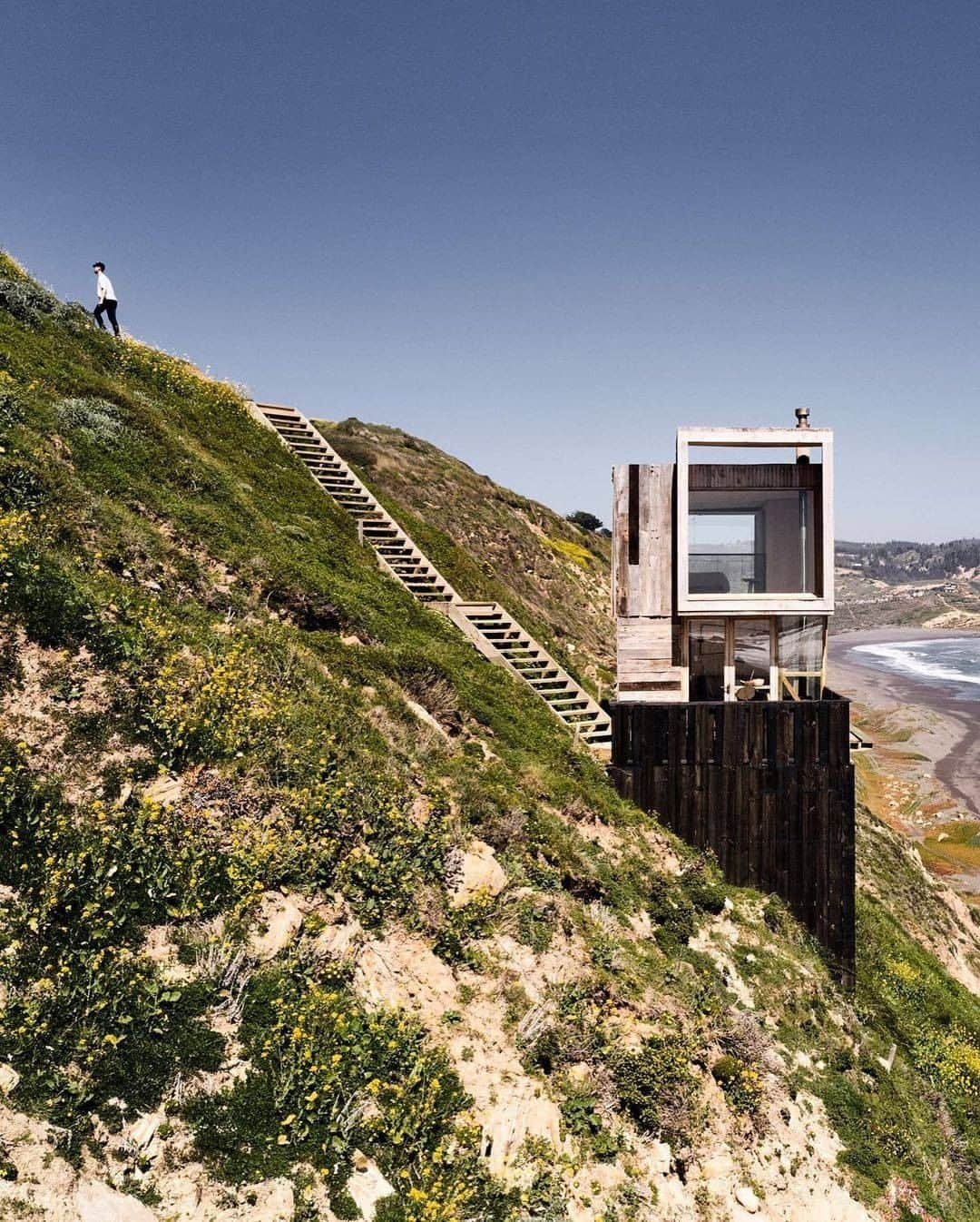 Discover Earthさんのインスタグラム写真 - (Discover EarthInstagram)「Would you like to spend the night there ?  This newly opened cottage is located in the Lagunillas area, and has an unbeatable view. Built on stilts, its large windows create the illusion of floating on the sea.  #discoverchile🇨🇱 with @estudiopalma  . . . . .  #chile  #santiago  #instachile  #chilegram ​#instasantiag ​#temuc ​#viñadelma  #iquique  #arica ​#antofagast ​#laseren  #valdivia  #rancagua  #siguemeytesigo  #talca  #puertomontt  #archilovers  #architecturelovers  #building  #architectureporn  #architecturephotography  #buildings  #archidaily  #arquitectura  #architect  #architexture  #arquitetura  #interior  #minimal」2月2日 1時00分 - discoverearth