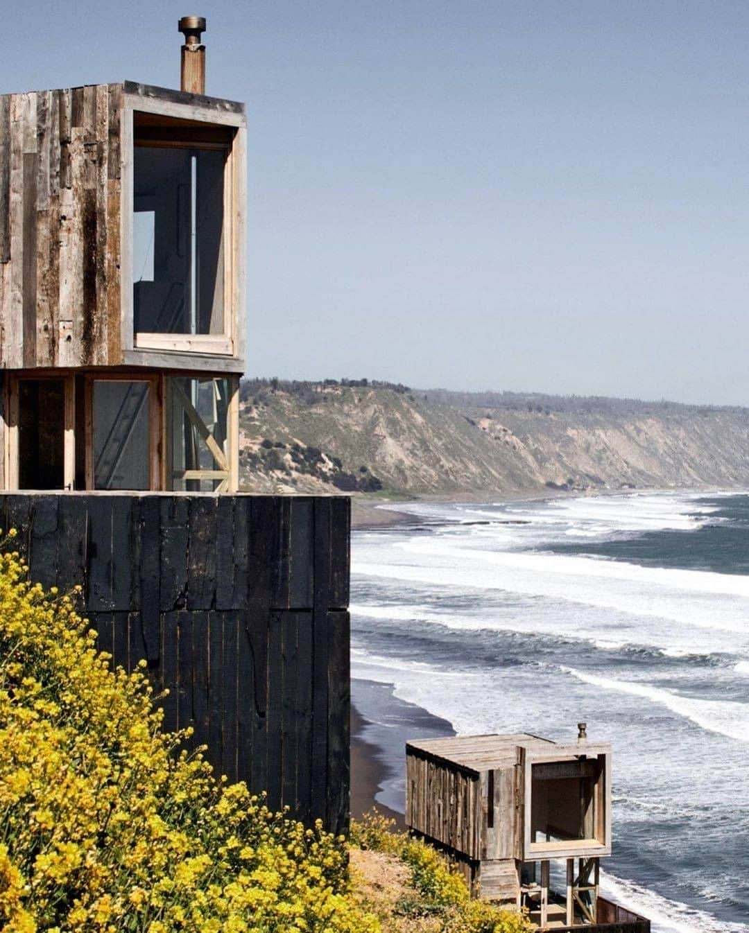 Discover Earthさんのインスタグラム写真 - (Discover EarthInstagram)「Would you like to spend the night there ?  This newly opened cottage is located in the Lagunillas area, and has an unbeatable view. Built on stilts, its large windows create the illusion of floating on the sea.  #discoverchile🇨🇱 with @estudiopalma  . . . . .  #chile  #santiago  #instachile  #chilegram ​#instasantiag ​#temuc ​#viñadelma  #iquique  #arica ​#antofagast ​#laseren  #valdivia  #rancagua  #siguemeytesigo  #talca  #puertomontt  #archilovers  #architecturelovers  #building  #architectureporn  #architecturephotography  #buildings  #archidaily  #arquitectura  #architect  #architexture  #arquitetura  #interior  #minimal」2月2日 1時00分 - discoverearth