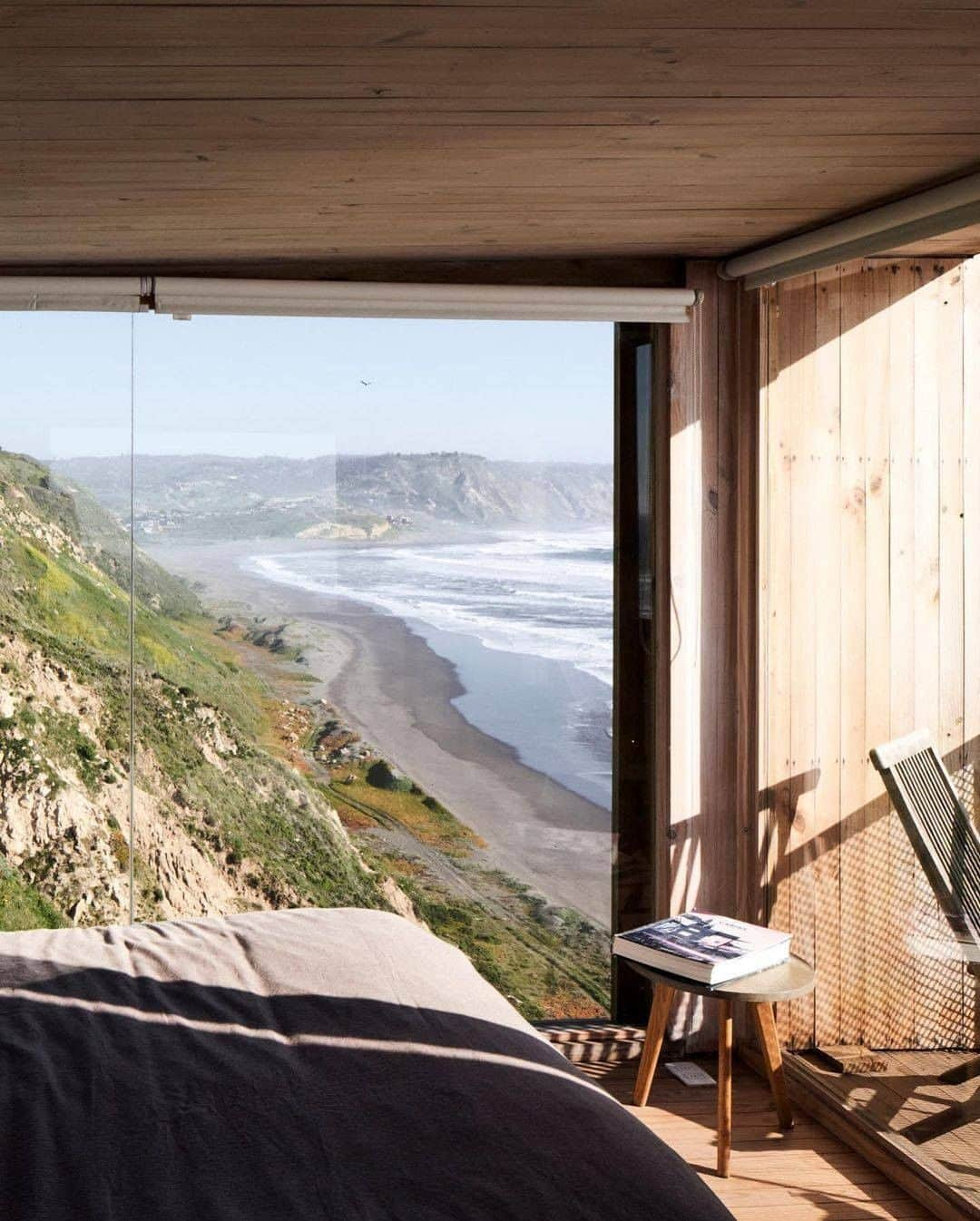 Discover Earthさんのインスタグラム写真 - (Discover EarthInstagram)「Would you like to spend the night there ?  This newly opened cottage is located in the Lagunillas area, and has an unbeatable view. Built on stilts, its large windows create the illusion of floating on the sea.  #discoverchile🇨🇱 with @estudiopalma  . . . . .  #chile  #santiago  #instachile  #chilegram ​#instasantiag ​#temuc ​#viñadelma  #iquique  #arica ​#antofagast ​#laseren  #valdivia  #rancagua  #siguemeytesigo  #talca  #puertomontt  #archilovers  #architecturelovers  #building  #architectureporn  #architecturephotography  #buildings  #archidaily  #arquitectura  #architect  #architexture  #arquitetura  #interior  #minimal」2月2日 1時00分 - discoverearth