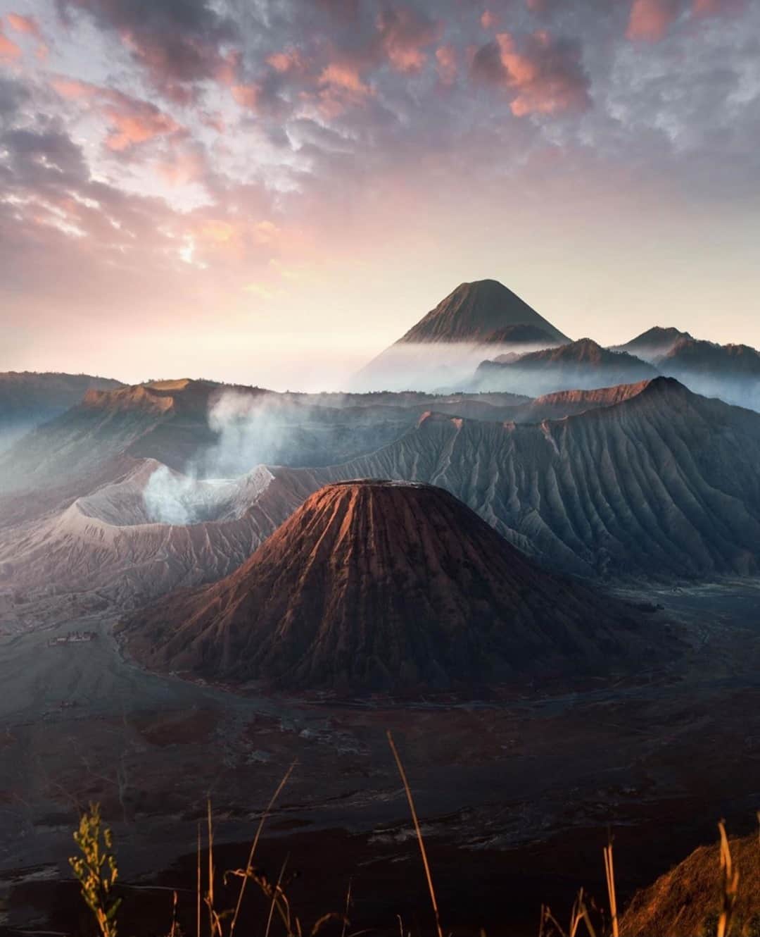Earth Picsさんのインスタグラム写真 - (Earth PicsInstagram)「Bromo Tengger Semeru National Park located in East Java, Indonesia 🇮🇩 by @timphilippus」2月2日 1時01分 - earthpix