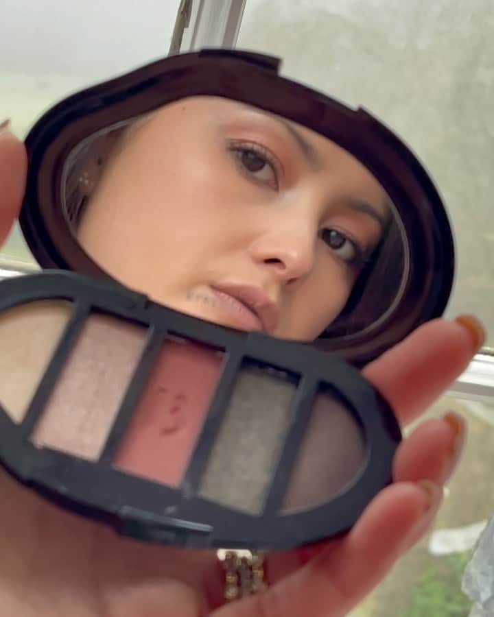 ペオニー・リムのインスタグラム：「Another #makeupmonday this time showcasing this stunning @officialbyredo eyeshadow palette 👁🖤 watch the full tutorial on my saved highlights under Byredo👁. #peonylimbeauty includes gifted products.」