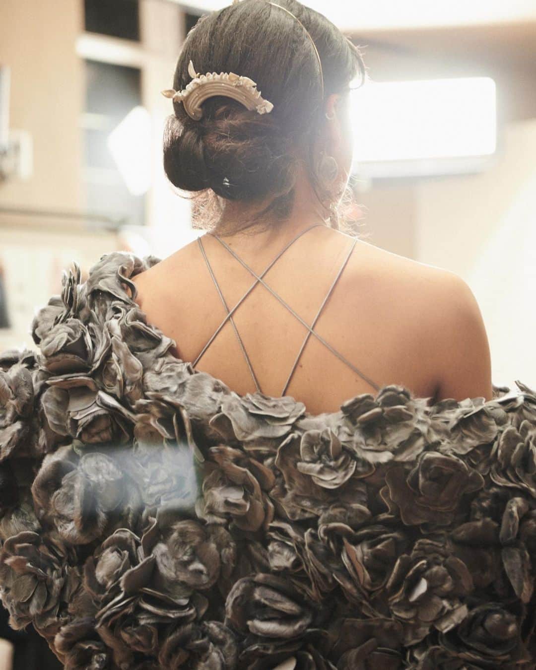 のインスタグラム：「A glimpse inside the #FendiCouture atelier, where @MrKimJones’ debut Spring Summer 2021 collection took shape.    Artistic Director of Couture and Womenswear Collections: @MrKimJones Artistic Director of Accessories and Menswear Collections: @SilviaVenturiniFendi Jewellery Creative Director: @delfinadelettrez   Photographer: @brett_lloyd Model: @kesewa.aboah」