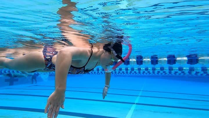 Julieのインスタグラム：「Technique work + patience  . . . . @arenausa #arenawaterinstinct #swimmer #summerjulep #swimming #swim #swimlife #freestyledrill #swimtechnique #goswimming #instaswim #instaswimming #mastersswimming #instaswimmer #usaswimming #swimtraining #sculling #swimpractice #myswimpro #swimsmarter」
