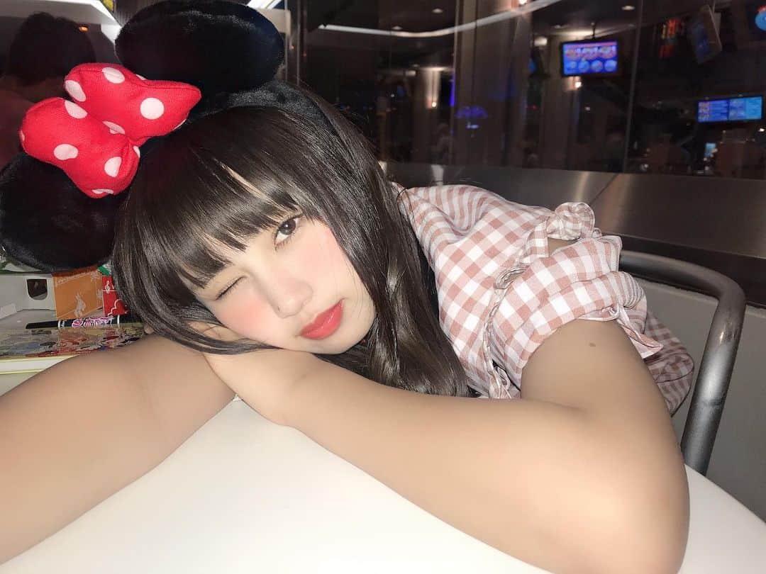 宮丸くるみのインスタグラム：「何年か前のDisney♥  ・ ・ ・  #リリバリ #lilyofthevalley #アイドル #idol #jk #18歳 #高校生 #ぱっつん前髪 #ロングヘア #巻き髪 #disney #ディズニー #ミニーコーデ #黒髪 #ディズニーランド #カチューシャ」