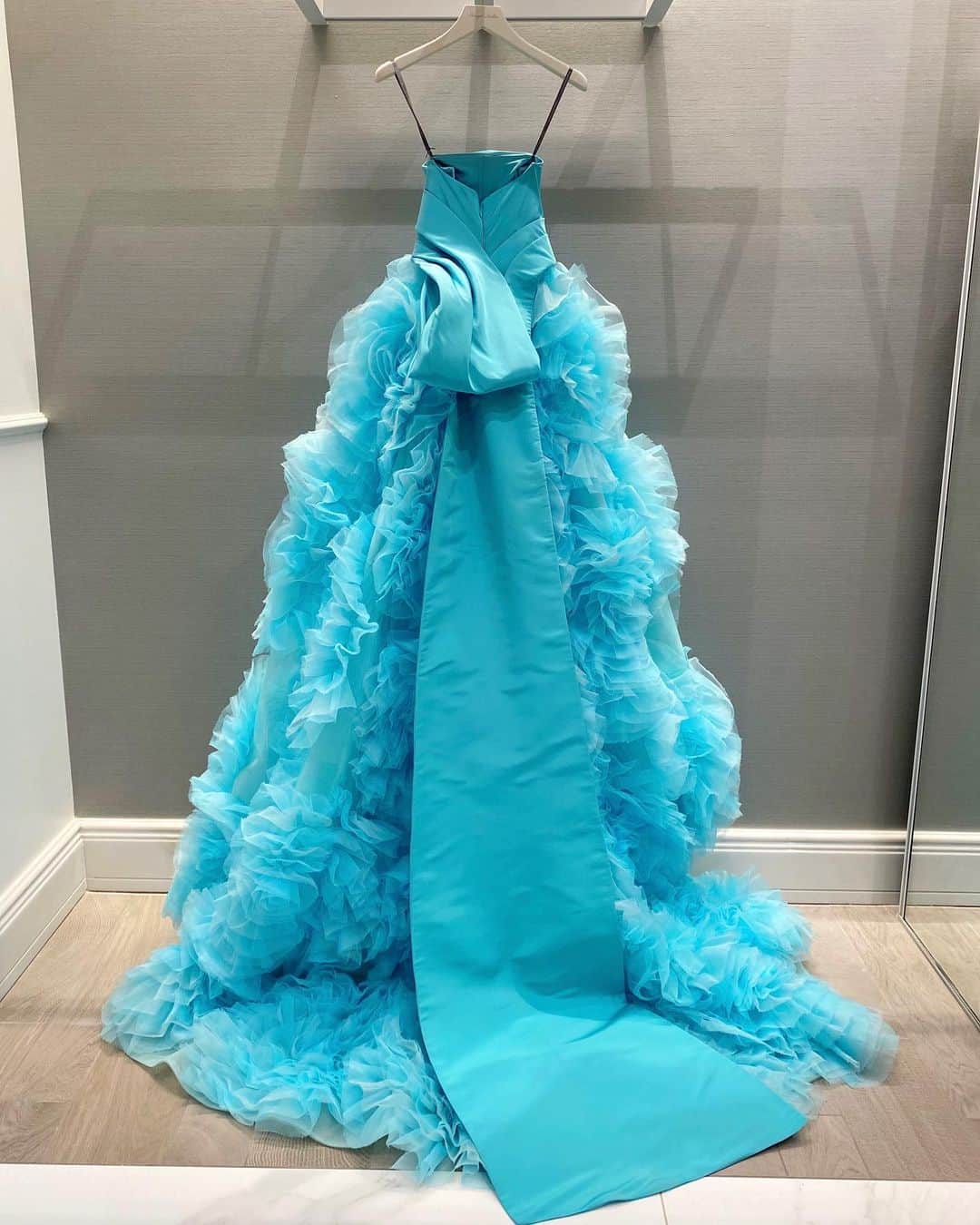 Monique Lhuillierのインスタグラム：「Something Blue 💙 #moniquelhuillier」