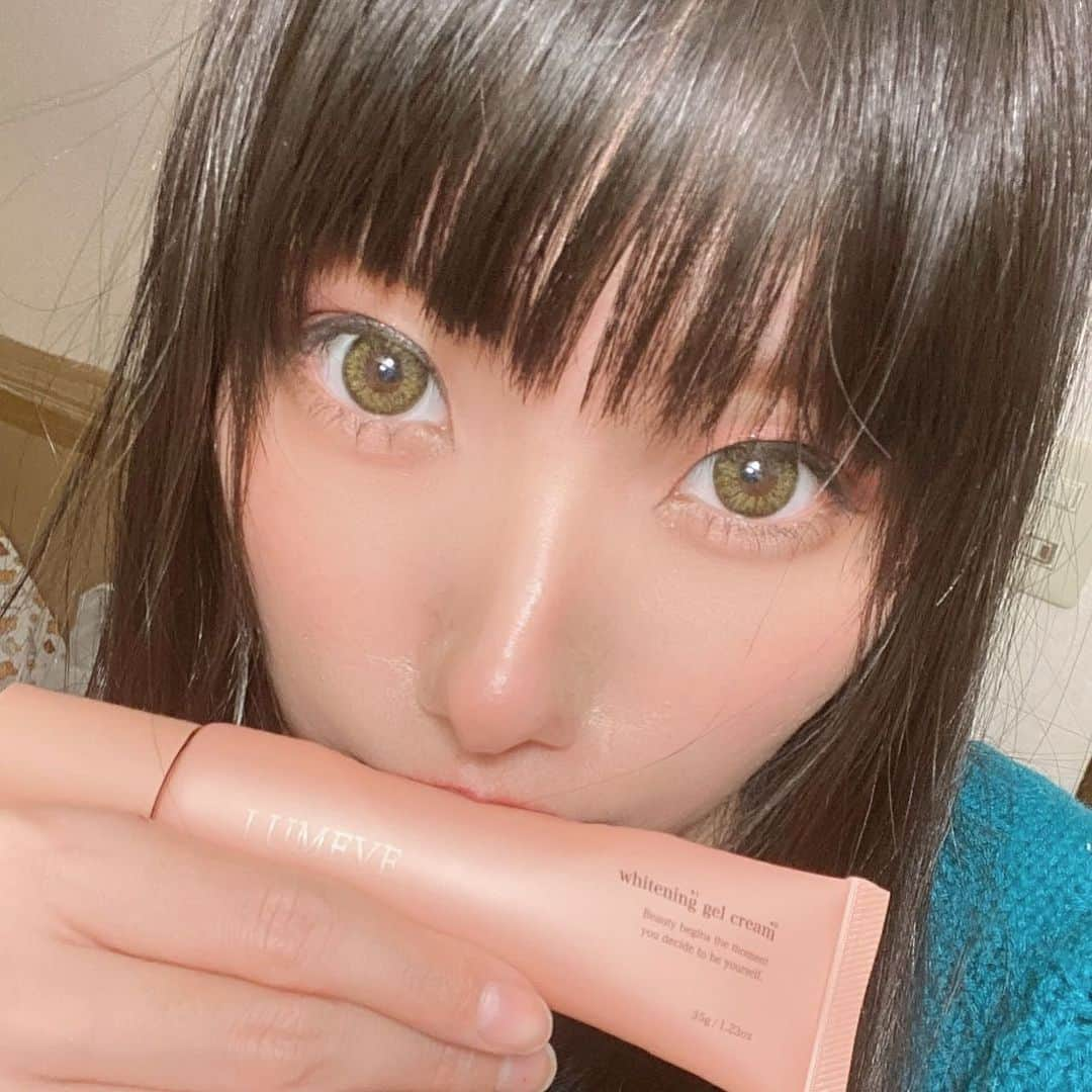 秋元るいさんのインスタグラム写真 - (秋元るいInstagram)「そろそろ寝ます✨ 寝る前に、、これ💕 デリケートゾーンに特化したクリーム！ ですが全身どこにでも使えます。私的にヒジとか首筋とかの感想にもおすすめ。 美白有効成分、抗炎症有効成分、保湿成分など配合されてて、 黒ずみや乾燥、かぶれ、かゆみ、においなどに効果があるそうです。 お風呂上りに気になる部分に塗るだけ。 サラっとした使用感がとっても好み🥰 . #LUMEVE #ルミーヴ #デリケートゾーンケア #デリケートゾーン #美白肌 #ゲルクリーム #ボディケアグッズ #pr」2月2日 1時19分 - akimoto_rui