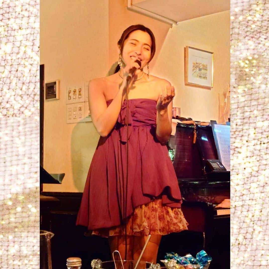 優奈のインスタグラム：「🎁  あの...凄く遅くなってしまったのですが...🍃  2021年1月6日、7日と🎁 長年出演させて頂いています Yokohama ジェイズCLUBにて🌠  大好きなお客様たち💫ママ❤️ 大好きで尊敬のVocal先輩🎤 渡瀬あつ子さん、あや乃さん💫 恩師の🎹Pianist 川勝陽一さん💫  みなみなさまに🎂お祝いして頂きまして とても幸せすぎるB.Dとなりました🥺  幸せすぎて、有り難すぎて こういう気持ちは きちんと投稿したいと思っていたのですが  1月は🌅慣れない朝からのお仕事を 連日挑戦させて頂いたり 有り難くバタついてしまっており  なんだかんだで 2月に入ってからになってしまいました🌟🙇‍♀️  このような時期に...  大好きな方々に 自分が産まれた日、お母さんが産んでくれた日の お祝いをして頂くことかでき...  どこまで恵まれているのか... 噛み締めさせて頂きました🥺🙏  そもそもお越し下さること自体が奇跡🥲  本当に本当に有難うございました🙏💫  この喜びとHappyと感謝を 遅くなってしまいましたが 投稿という形でも表現させて頂きたかったので やっと書き書きできて喜んでいます...🙏💫  感謝あふれる日々🥲  歌で恩返しさせてください❗️❗️❗️🎙  人とお店と音楽と飲食が大好きだ❣️すべてだ🥺 私のHAPPYの源だー😭！！！  いつも本当に有難うございます❗️❗️❗️😂感謝  🌺🌙優奈🌹🙏🌈💫🍀🌎🎼✨✨✨  🍃✨  #1月ありがとうございました #yokohama #jsclub #関内　#馬車道 #大好きな人たち #大好きな場所 #大好きな歌  #歌旅」
