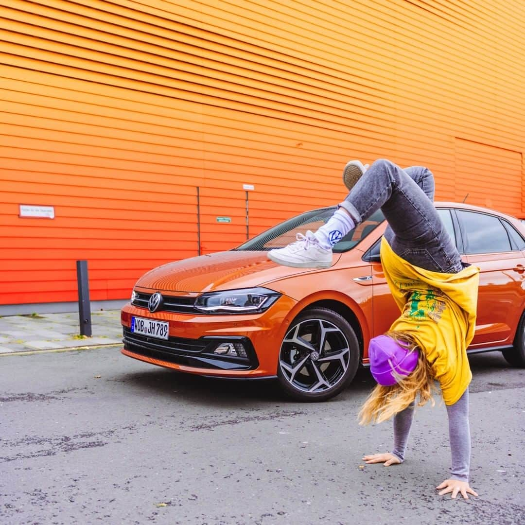 フォルクスワーゲンさんのインスタグラム写真 - (フォルクスワーゲンInstagram)「Acrobatic styles. #sporty #handstand #vwpolo #volkswagen #vw」2月2日 1時15分 - volkswagen