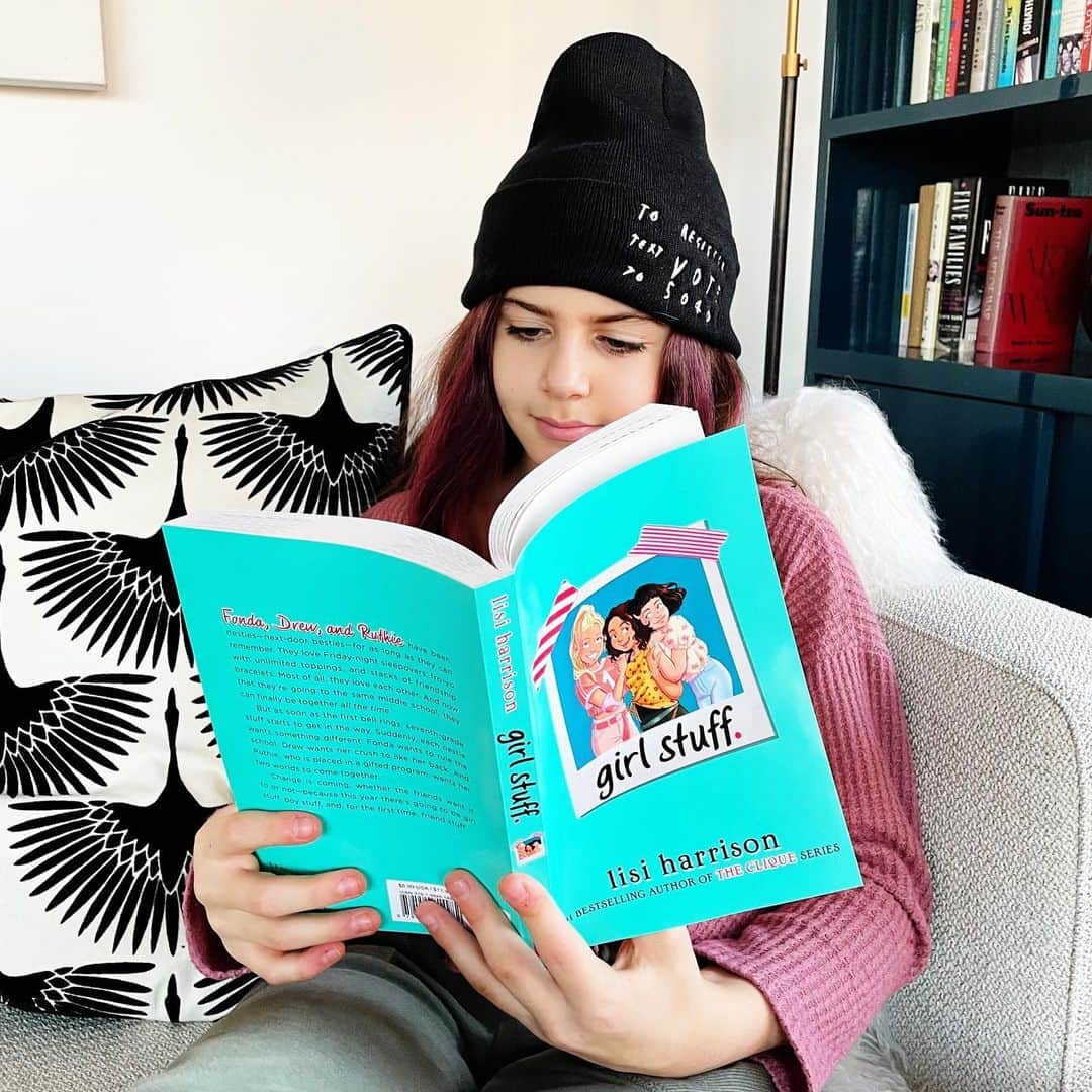 Ilana Wilesのインスタグラム：「First of all, I think we need to acknowledge that whatever cool factor I may have possessed in a former life, Mazzy has way surpassed me. When did she become a full blown tweenager with pink hair who wears a knit hat in the house??? Right now, she’s reading Girl Stuff, a new book about three close friends who enter middle school and find themselves on very different paths. Written by @authorlisiharrison, the author of the Clique series, it deals with a lot of common but important issues that tween girls face. Mazzy cracked it right open and got to reading. I’d tell you more but I was banned from reading it with her. You can get a copy from @PenguinKids at the link in my bio! #PenguinKidsPartner #GirlStuff」