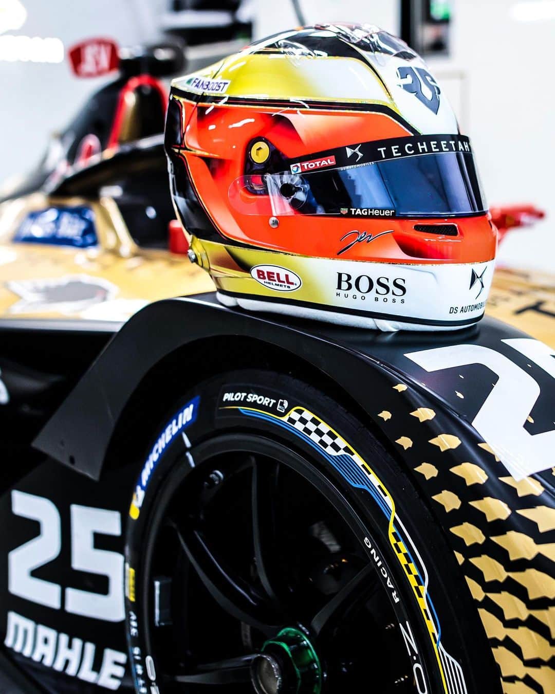 ジャン＝エリック・ベルニュのインスタグラム：「25 days left... it’s time to go racing again! Introducing my Season 7 helmet ⚡️ Who likes it?」