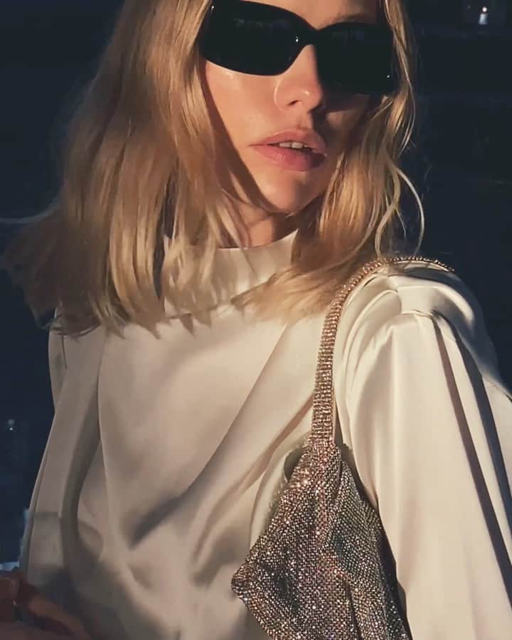 エレナ・ペルミノヴァのインスタグラム：「Hydrating in style 🌝 Drink your water and eat your veggies 🤣 Happy monday everyone ✨」