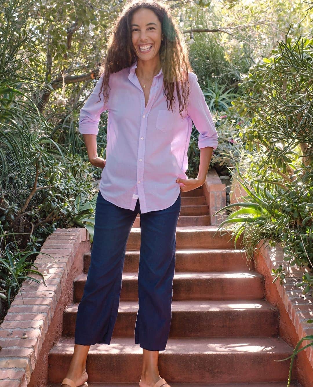 フランク&アイリーンのインスタグラム：「Pair this perfect pant with all your new Organic Voile shades for a happy burst of brightness. Easy elegance in one quick look! #FrankandEileen」