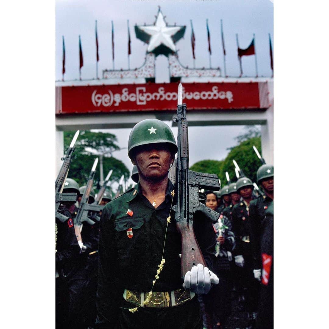 スティーブ・マカリーさんのインスタグラム写真 - (スティーブ・マカリーInstagram)「I photographed a military parade in Burma during one of my two dozen trips to the country.  #Burma, 1994.」2月2日 6時55分 - stevemccurryofficial