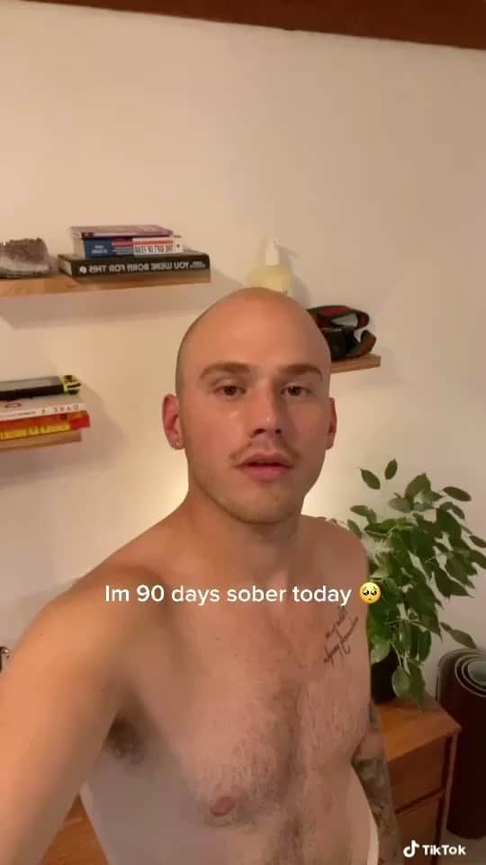 ブランドン・シェイアのインスタグラム：「I’m 90 days sober today fam 🥺 I’m so beyond proud of myself & excited for life again. I spent way to long trying to escape from my circumstances instead of embracing them. I feel powerful & ready to bulldoze through life instead of taking all these detours. I wasn’t really “feeling”. Now I’m here, present & thriving. Watch the rest of this video on my IG story ❤️」