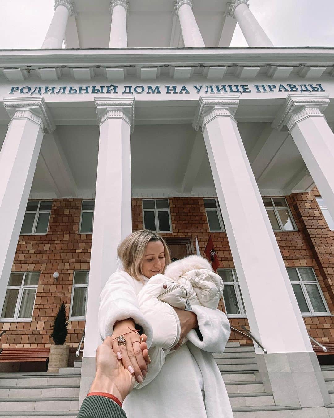 Nataly Osmannのインスタグラム：「This special moment, did you think about the perfect childbirth? What does  yours look like?  Получив сотни сообщений с вопросом, где я рожала и как выбирала врача и роддом, решила посвятить этому отдельный пост.  Для меня при выборе роддома было несколько ключевых моментов: 1) врач 2) профессионализм  3) приватность, комфорт и спокойствие.  Звёзды сошлись на @roddompravda   Во-первых, там работает Наталья Кан.  Много кто из моих знакомых рожал у неё, и когда я в очередной раз услышала о ней очень тёплые отзывы, то решила поехать к ней на консультацию. Очень внимательная , чуткая, при этом с молниеносной реакцией и уверенной рукой доктор медицинских наук с 22-летним опытом. После приёма у меня не было сомнений и раздумий рожать в надежных руках Натальи Енкыновны.   У нас случилась любовь с первого взгляда. Она распространяет вокруг себя какое-то удивительное спокойствие. Не скрою, я испытывала страх пред родами (как и многие, наверняка). Наталья Енкыновна этот страх удивительным образом заглушает. За ней и впрямь как за стеной.   Во-вторых, уже после решения рожать в тандеме с Кан, я узнала, что в ЕМС женщина вместе со своим врачом и партнёром составляют план родов. Это когда ты пишешь на бумажке, как ты видишь роды своей мечты: в воде или на воздухе, классические или вертикальные, с обезболиванием или нет, с мужем или подругами, в тишине или под новый альбом Beyonce, при свечах или под просмотр Нетфликса. В моём случае все роды играла моя любимая мантра.  Ну и сам роддом и палаты, помимо камерной атмосферы: для меня это было очень важно, напоминает прекрасный пятизвёздочный отель в центре Москвы. Жили мы с Мурадом вместе в палате, что для меня стало самой основной поддержкой, не представляю как была бы без него.  Если бы вы писали свой план родов, что бы вы туда включили?」