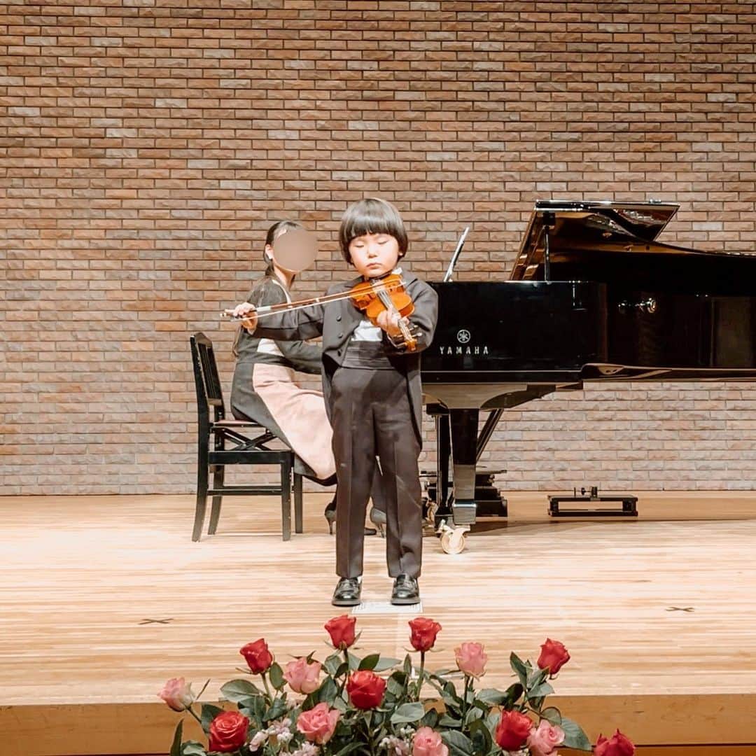 岡本雅世さんのインスタグラム写真 - (岡本雅世Instagram)「バイオリン発表会🎻  ピア王子、初めてのバイオリン発表会  去年の夏、NHK番組でオーケストラを見て、バイオリン指さして、  "コレ何？"  バイオリンだよと答えると、  "RenくんTryしたい！"  と、自分から言い出したバイオリン  私もまわりにもバイオリンしてる人は居ないので、全くの無知で、  とりあえず調べて近くのバイオリン教室で早速体験🎻  楽しかったみたいで続けたいって事で、週1回でお稽古スタートしたのが8月のこと。  構えや基本の練習が大事なので、なかなか弾くまで辿り着けなくて、  もぅ嫌って投げ出さないか心配だったけど、  コツコツとマイペースに練習続けて、  発表会をむかえました🎶  バイオリンで初めて弾いた曲  「チューリップ🌷」  堂々と演奏する姿に感動して涙しました🥺  しかも今までで1番上手に弾けた🎻  お家での練習も私も楽しくって、  ピア王子🎻&私🎹で2人で練習  でもお家ではピア王子はいつもふざけたりしてたから、  本番の真剣な表情や立派な姿に、  ほんと驚きと感動‼️  子供の力って、ほんと凄い🤍  #ピア王子 #バイオリンキッズ #バイオリン発表会  #violinist #violinkids #初めての発表会 #よく頑張りました #感動 #私 #自分 #マイペース #演奏 #姿 #去年 #お家 #スタート #何 #体験 #練習 #表情 #曲 #近く」2月2日 1時38分 - masayo_okamoto