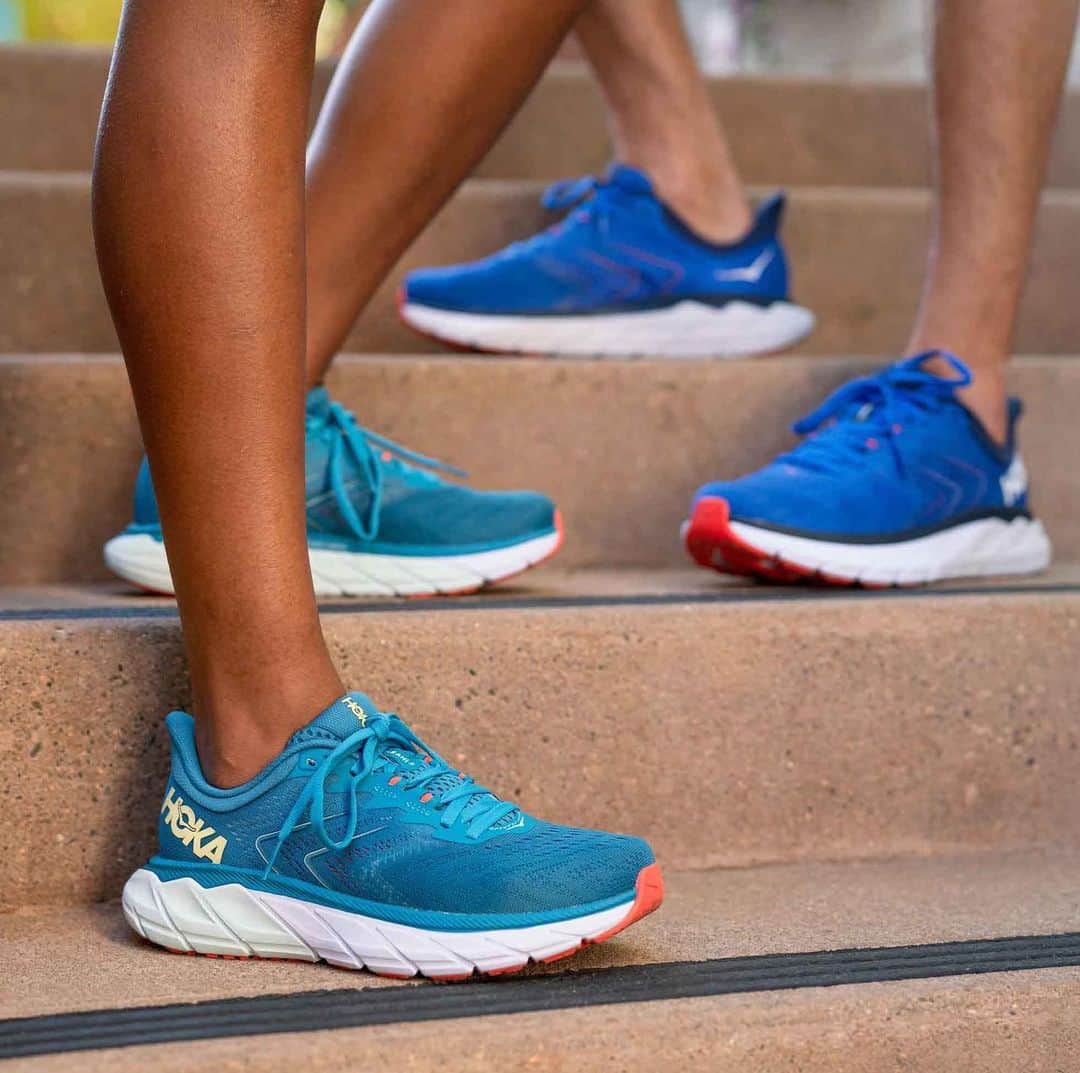 ホカオネオネのインスタグラム：「Boasting a seemingly contradictory combination of maximum cushioning and minimal weight, the Arahi 5 delivers a soft, smooth alternative to traditional support shoes.   Designed with a new upper and intuitive pull tab, get set for stability without limits. #TimeToFly」