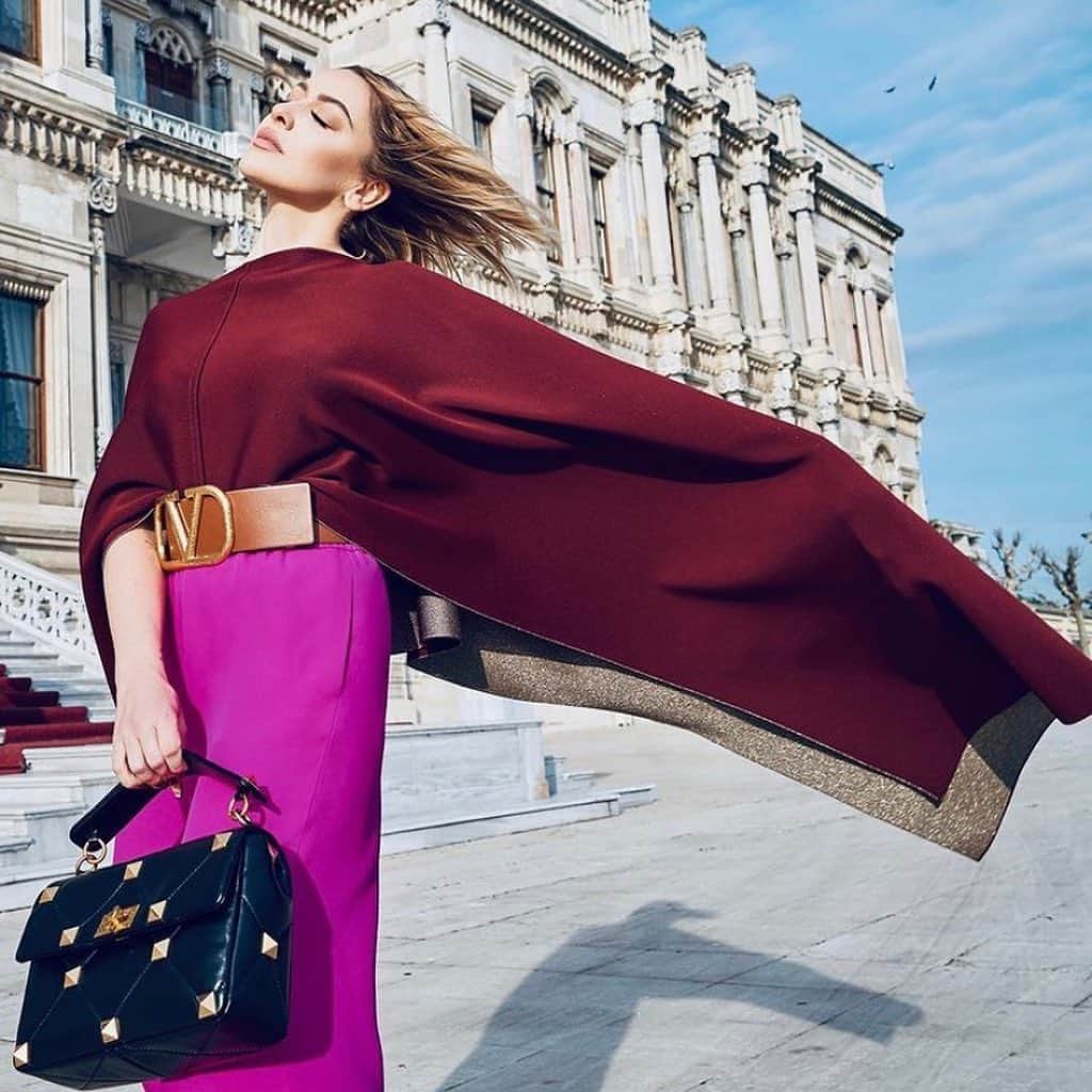 Valentinoさんのインスタグラム写真 - (ValentinoInstagram)「@hadise was photographed in an asymmetric sweater and cady couture trousers in radiant orchid from the #ValentinoDiary collection, while carrying the Valentino Garavani #RomanStud bag in black.  Styling: @inankirdemir」2月2日 1時35分 - maisonvalentino