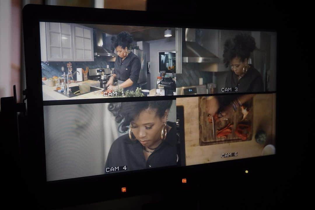 ケリスのインスタグラム：「Cookin up something good for you! And it's not just food 😘 Coming tomorrow!」