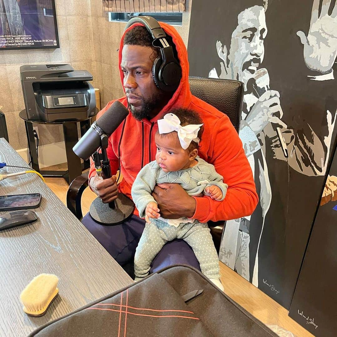 ケビン・ハートさんのインスタグラム写真 - (ケビン・ハートInstagram)「Learning the family business early 😂 #Harts」2月2日 1時42分 - kevinhart4real