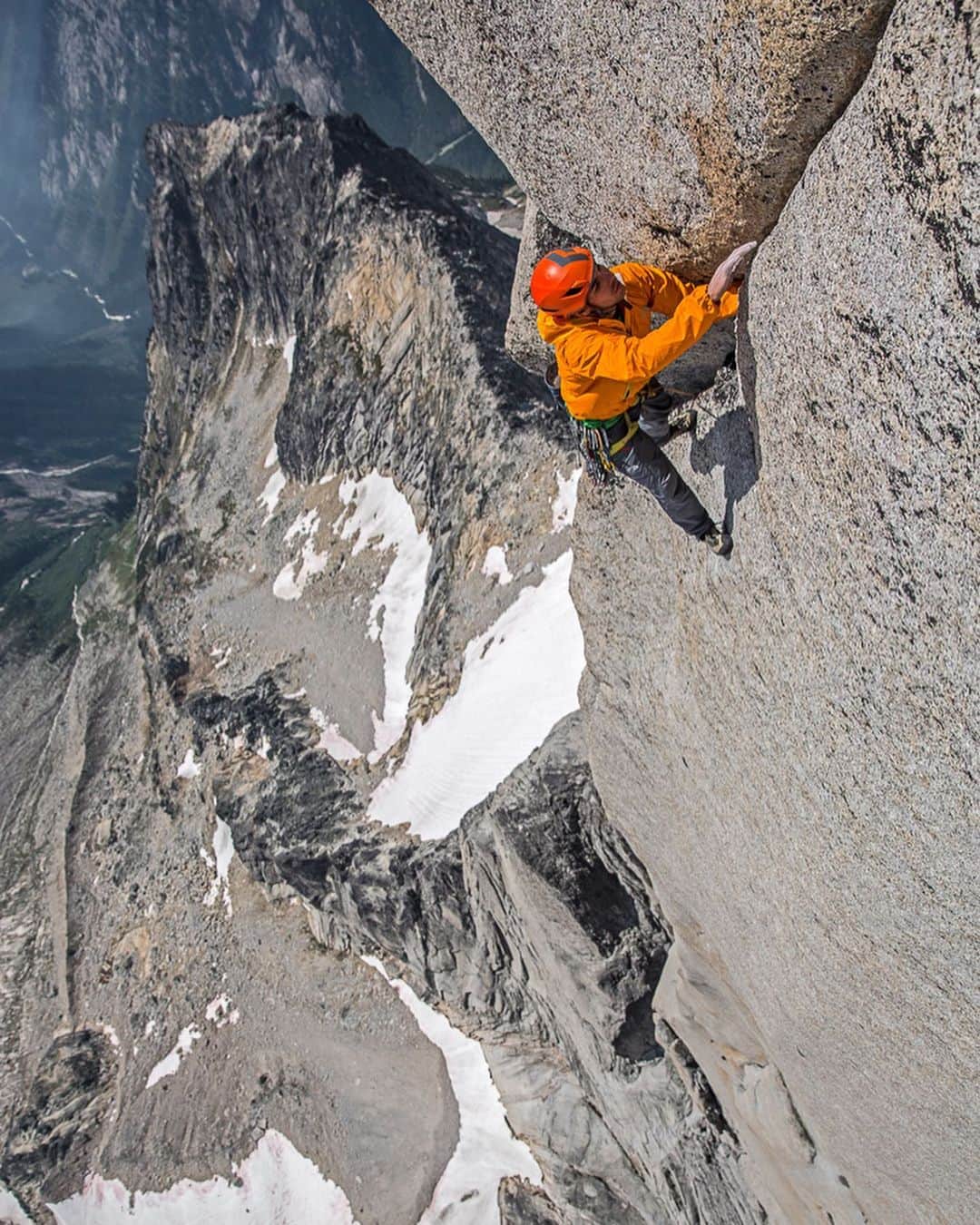 ジミー・チンのインスタグラム：「The main challenge shooting with @alexhonnold is he climbs faster than most any other climbers or human beings. Getting a shot of him, particularly in the alpine, means he generously waits around for us slow ass mortals to climb ahead and get in position above him high on the route. Here he is climbing a variation on the mega classic 15 pitch Becky - Chouinard route in the Bugaboos. Along with @conard_anker and @renan_ozturk, it took us a big day to climb and shoot the route, rap the mountain and traverse back around the Howser Massif to camp.  A few days later, on his 28th birthday, Alex left camp around 9 in the morning to onsight solo two big multi pitch alpine rock routes - one rated 5.12a and the other 5.11c respectively. (Alex - maybe you can remind me of the route names?) He strolled back into camp around 3pm, ate some food, left camp around 4pm to go solo the Becky Chouinard. He walked back into camp before dark. Some parties do the route over two days. It was certainly one of the best days of soloing ever done by anyone in the Bugaboos. Just another casual day for Alex.  @thenorthface」