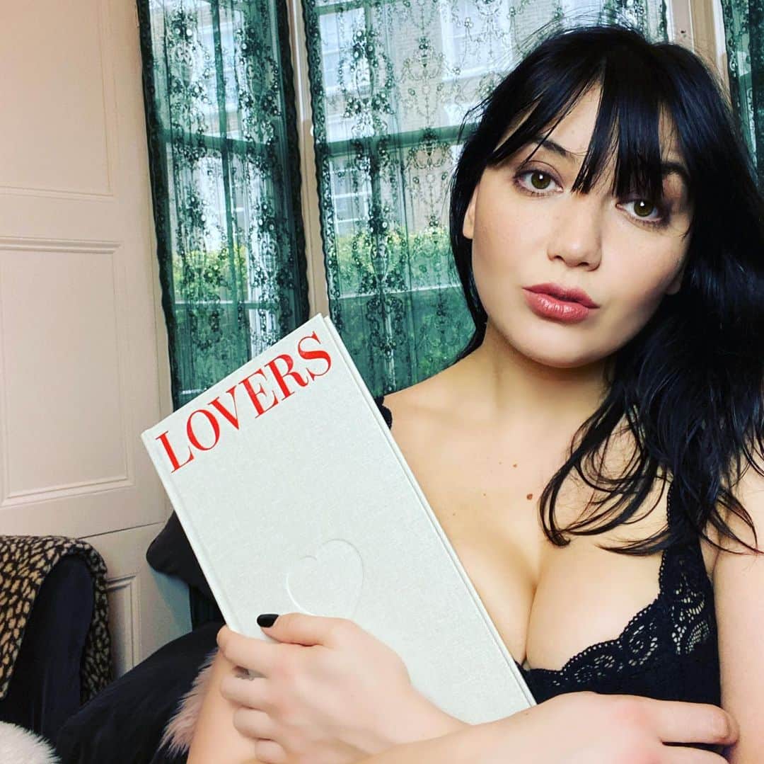 デイジー・ロウのインスタグラム：「Happy February 1st everyone... this month for me is all about celebrating love in all its forms. My exceptionally talented mate @haden_ @blackinkprojects has published this ridiculously beautiful book by @alexandria_coe it is filled with sensual poetry and drawings & has just gotten me in the mood to celebrate LOVE... there were only 500 copies made so get in quick ❤️ (link in my stories)」
