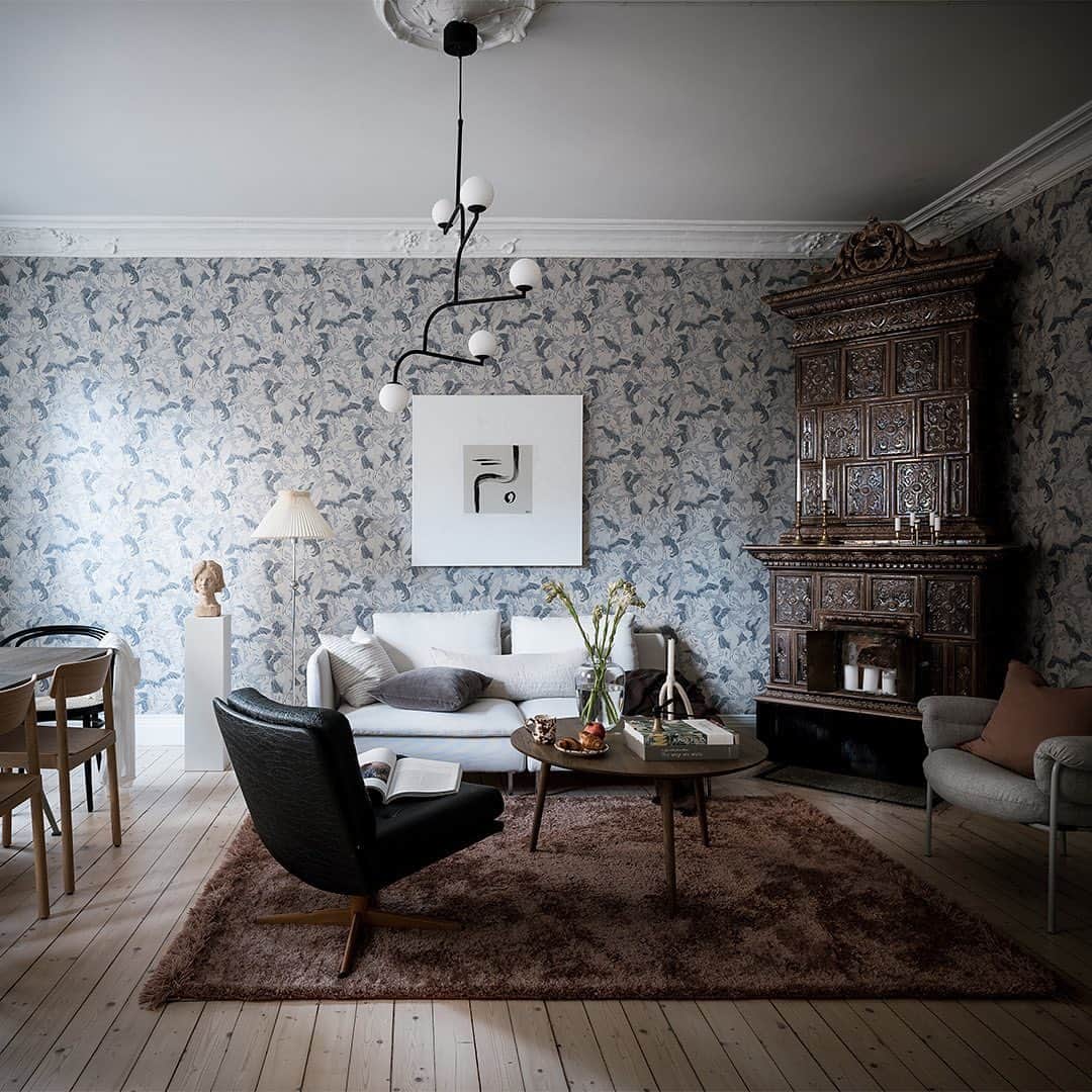 Bjurforsのインスタグラム：「Ljuvligt sekelskiftesfyra 💭 Vackra originaldetaljer möter ljus och rymd. Timmermansgatan 8. Styling: @livindeco.se Foto: @fotografalencordic . . . . #bjurfors_goteborg #mäklarejuliaalbinsson #sekelskifte #sekelskiftesbostad #sekelskifteslägenhet #majorna #kakelugn #originaldetaljer #inredning #inredningsinspo #boneo_bostad  #interior #homestyling #vardagsrum #livingroom」