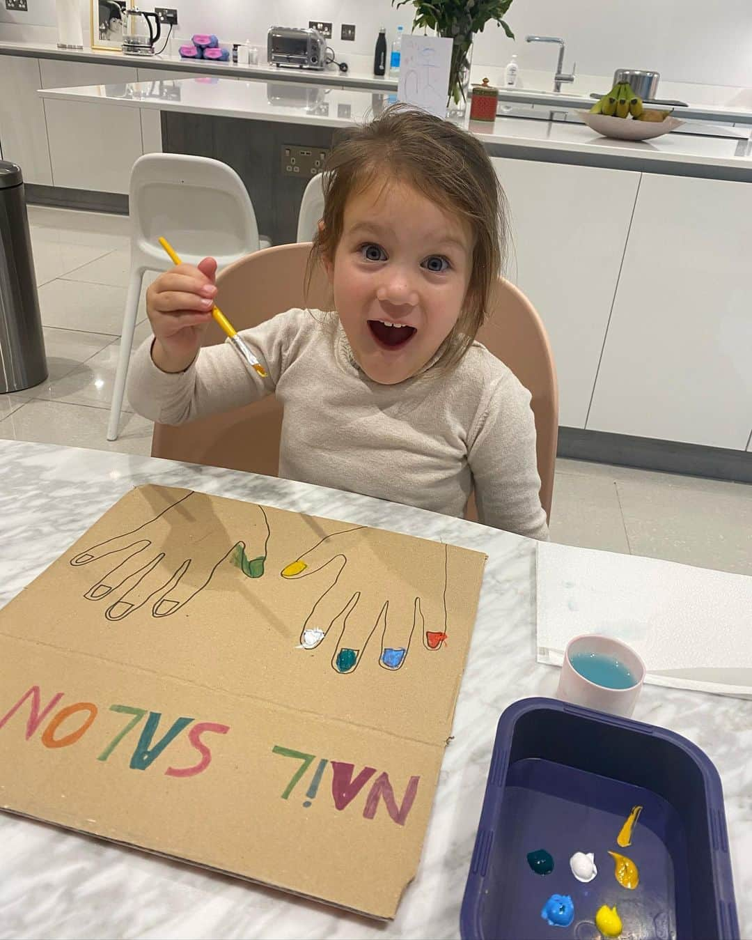 サム・フェアーズさんのインスタグラム写真 - (サム・フェアーズInstagram)「Monday’s at home with my little princess ☺️ we’ve organised toys, been food shopping, stretched (😆 she likes doing the online stretch class with me) and we made our own little nail salon 💅🏽☺️ #lockdownmondays  ps the green outfit & fluffy crocs all from Zara x」2月2日 1時48分 - samanthafaiers