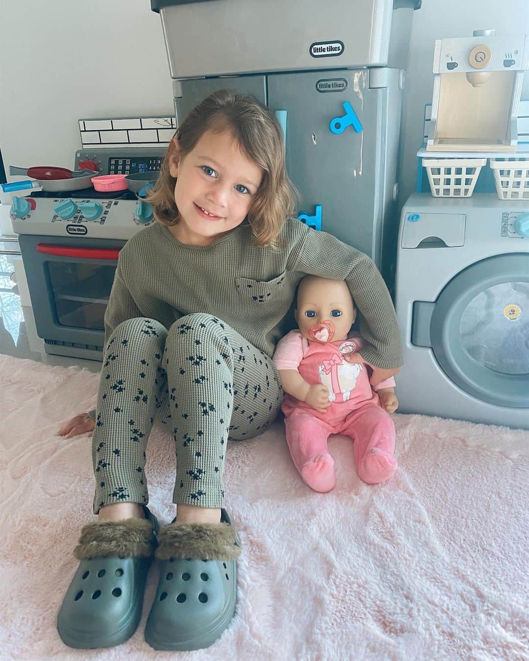 サム・フェアーズのインスタグラム：「Monday’s at home with my little princess ☺️ we’ve organised toys, been food shopping, stretched (😆 she likes doing the online stretch class with me) and we made our own little nail salon 💅🏽☺️ #lockdownmondays  ps the green outfit & fluffy crocs all from Zara x」