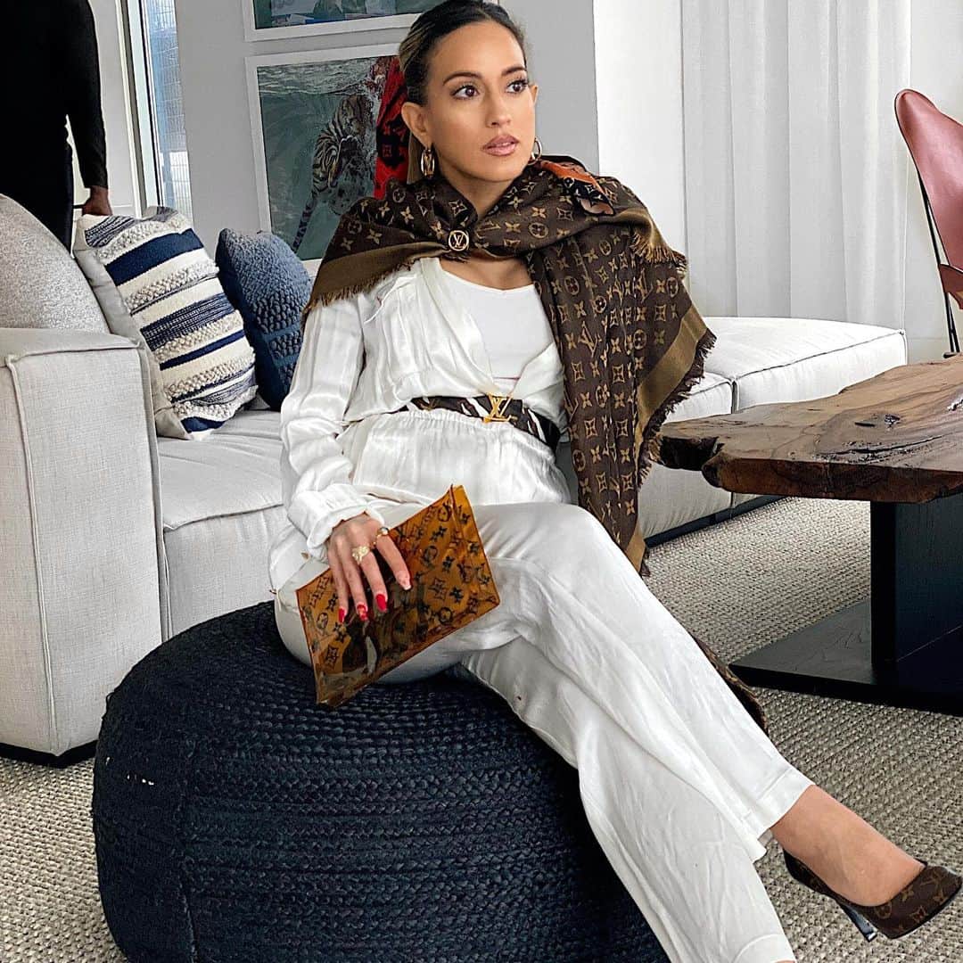 Sarah Mundoさんのインスタグラム写真 - (Sarah MundoInstagram)「Gucci or Louis? Mannequin Monday accessories. #gucci #louisvuitton #accessories #fashion #scarf #style」2月2日 1時49分 - sarah_mundo