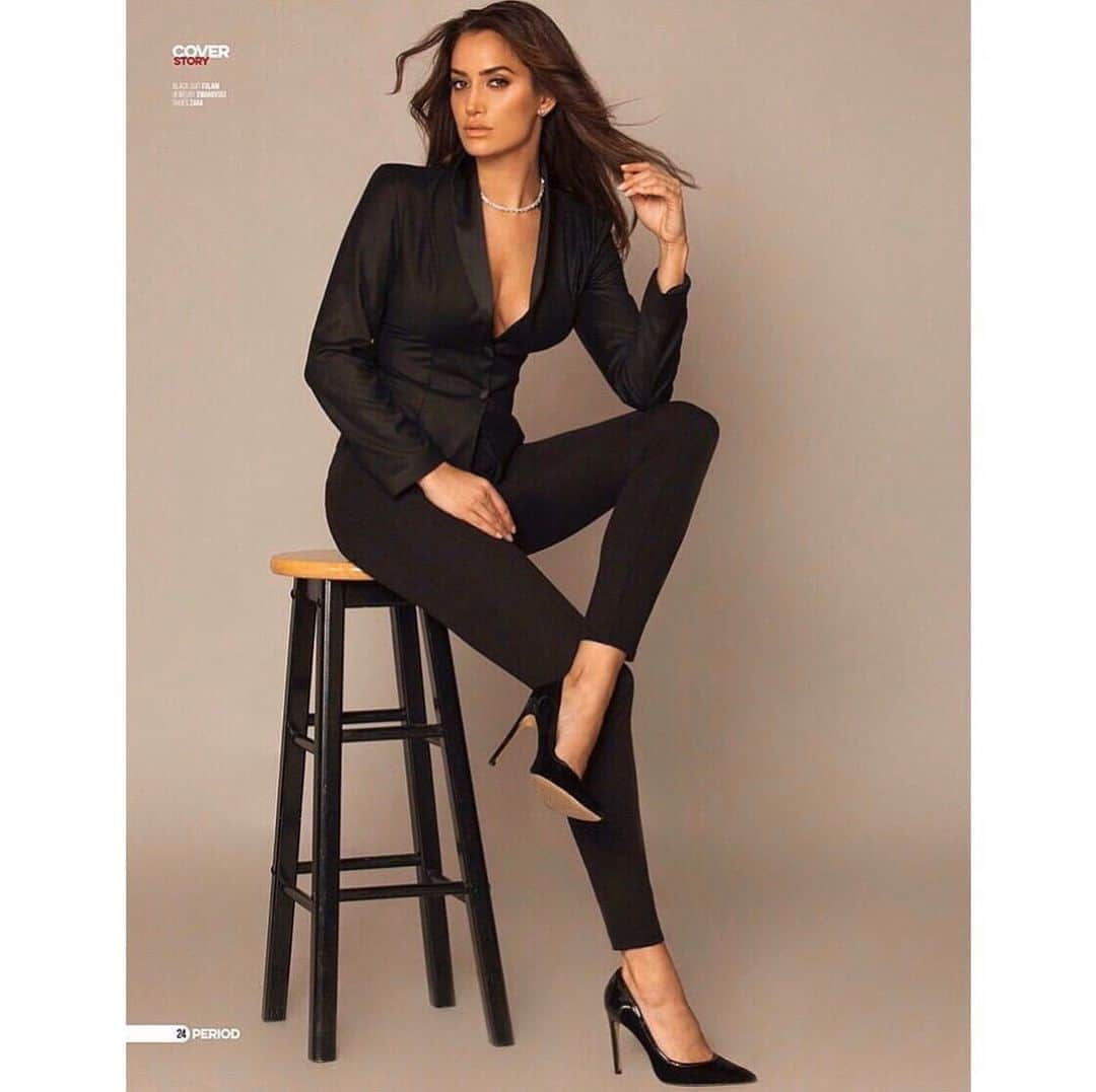 ドナ・フェルドマンのインスタグラム：「#mondaymood #allblackeverything #eleganceisanattitude #coverstory @strawhat_productions #editorial」