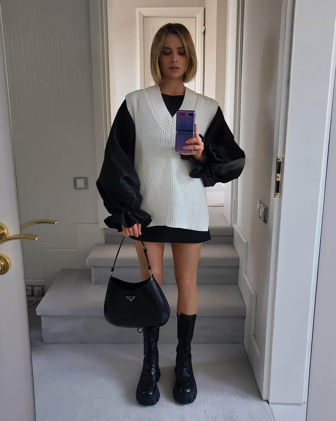 Juliett K.さんのインスタグラム写真 - (Juliett K.Instagram)「#mirrorselfie 😊 new cute bag @prada」2月2日 1時54分 - maffashion_official